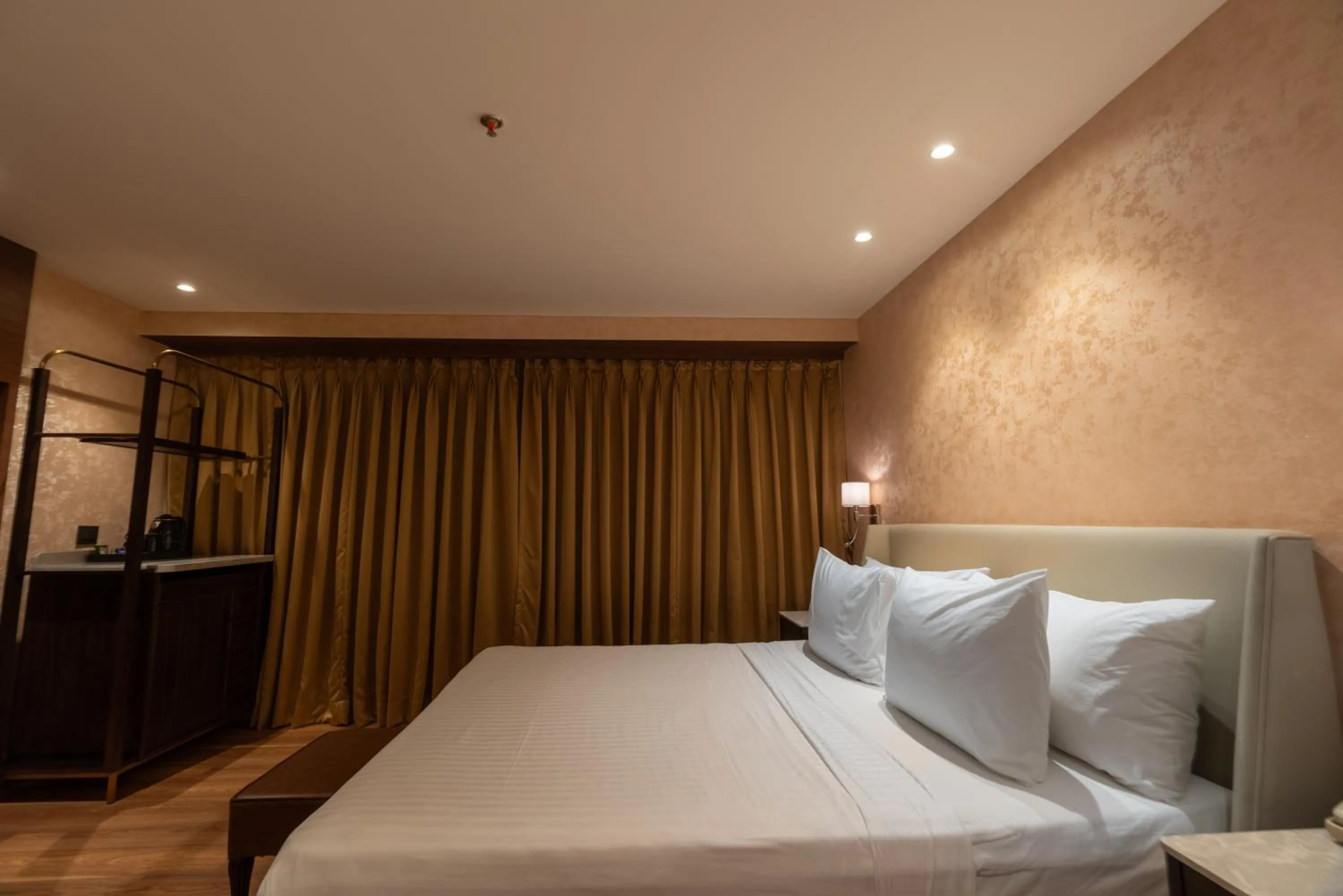 Bedroom, Bed in Clarks Inn Suites Hyderabad Airport