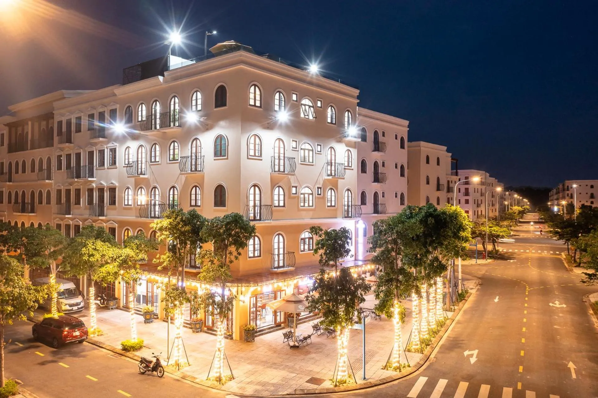 Property building in Anston Castle Hotel Phu Quoc Sunset Town