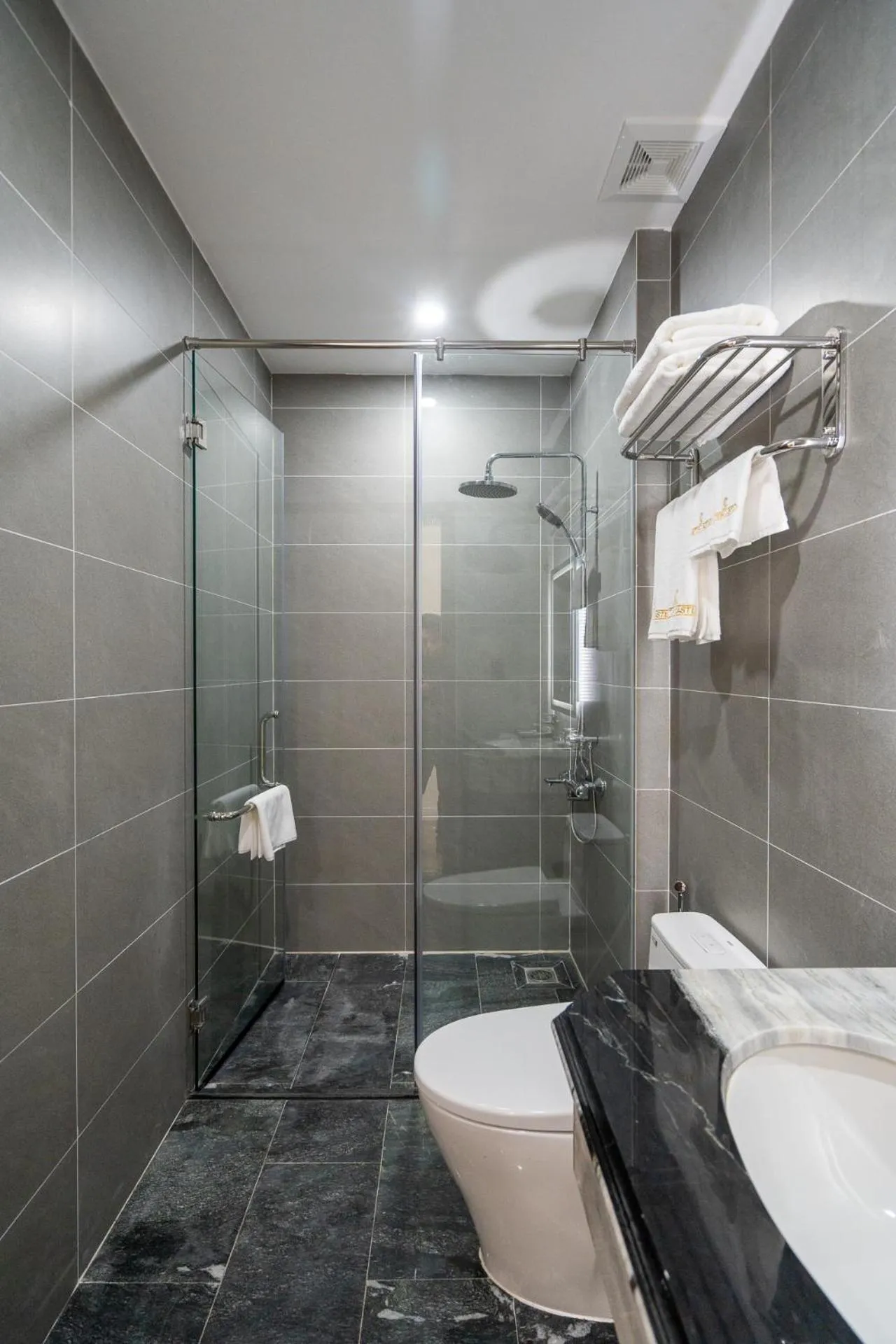 Shower in Anston Castle Hotel Phu Quoc Sunset Town