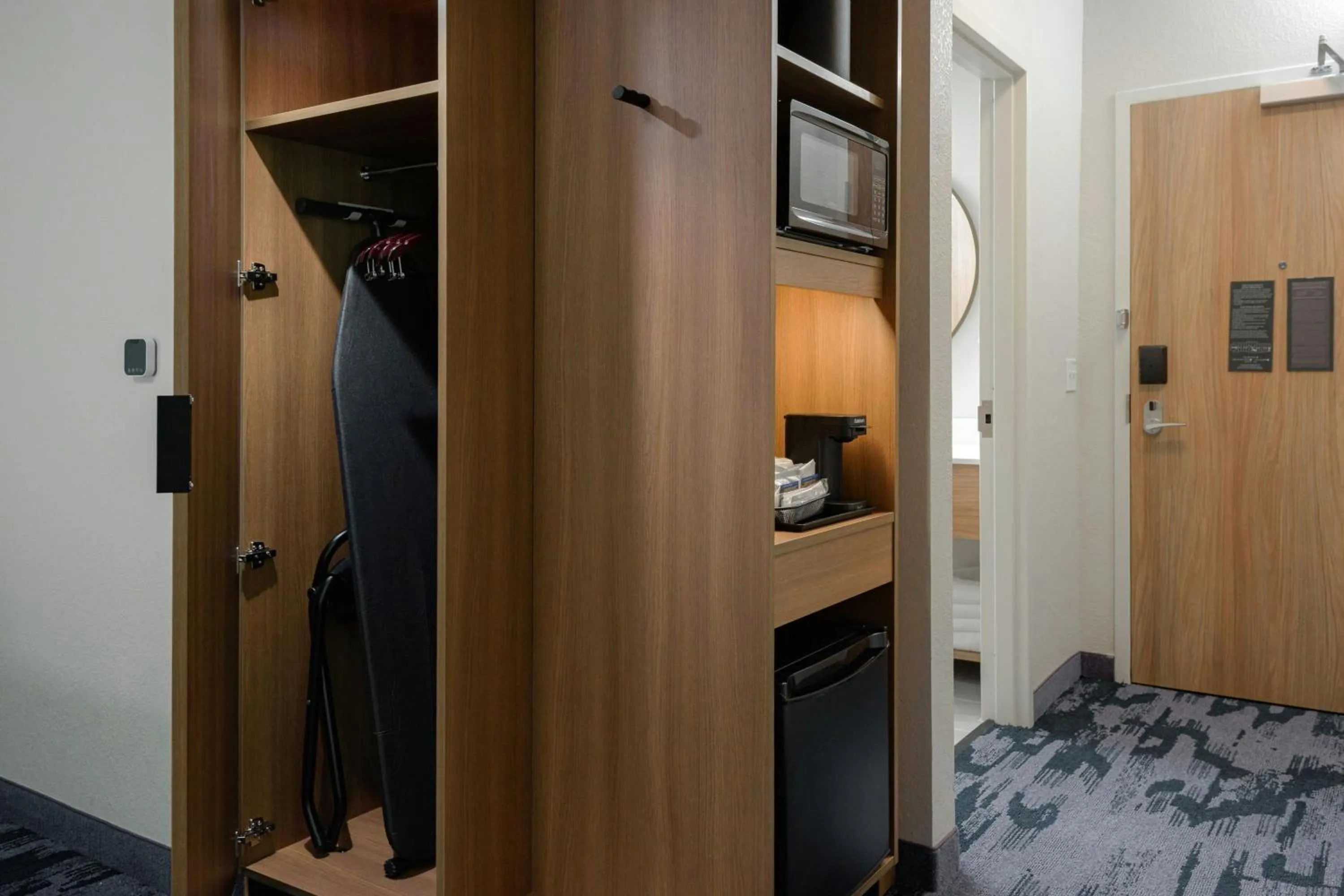 Photo of the whole room, Bed in Fairfield by Marriott Inn & Suites Cincinnati Oakley