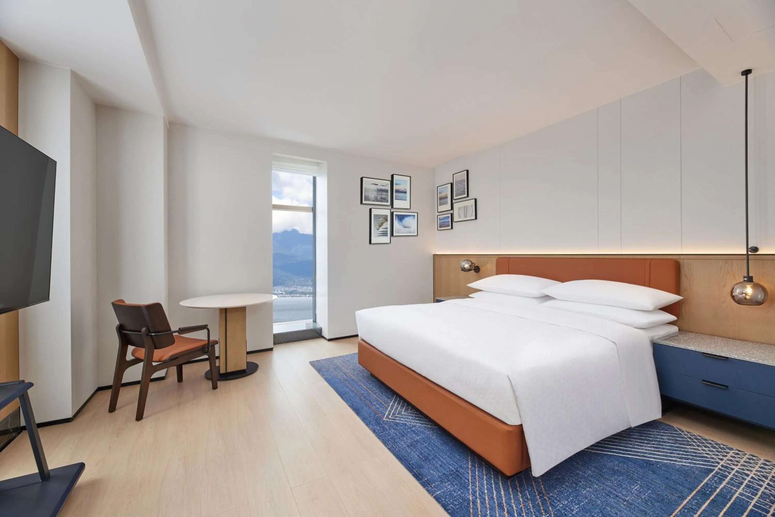 Photo of the whole room, Bed in Four Points by Sheraton Dali, Erhai