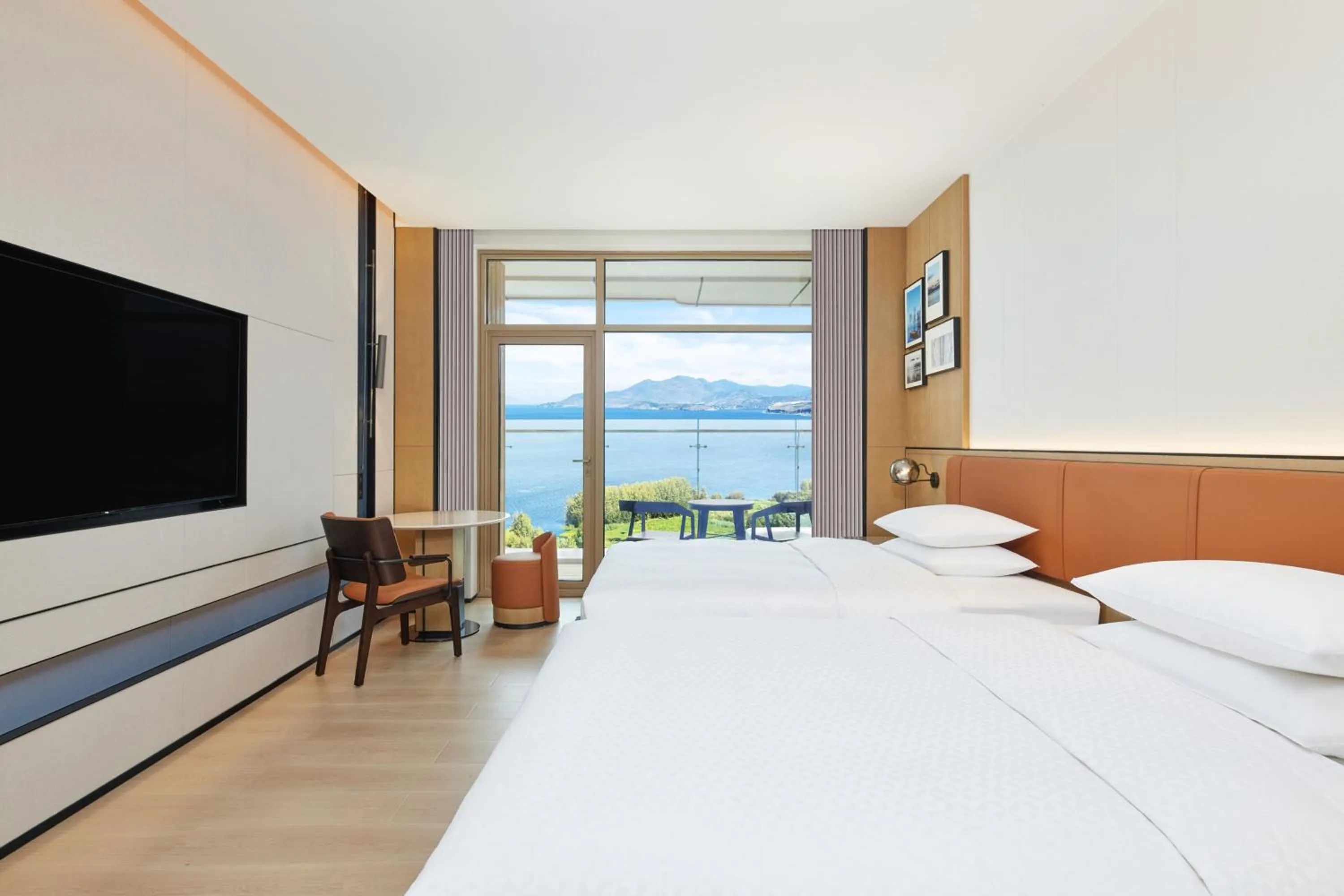 Photo of the whole room, Bed in Four Points by Sheraton Dali, Erhai