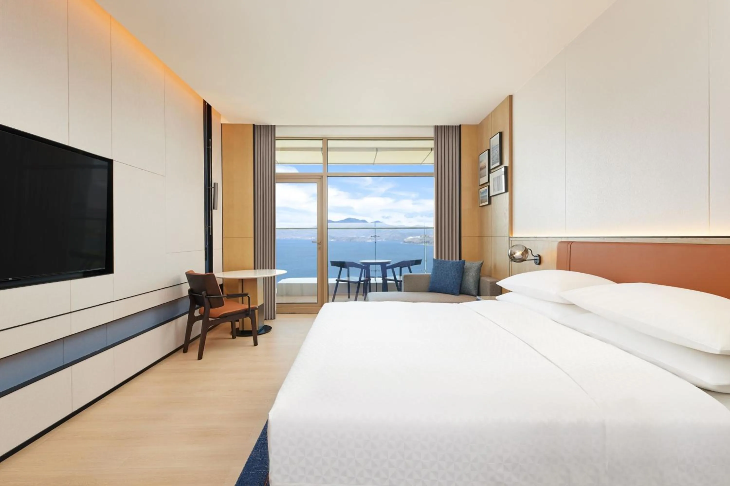 Photo of the whole room, Bed in Four Points by Sheraton Dali, Erhai