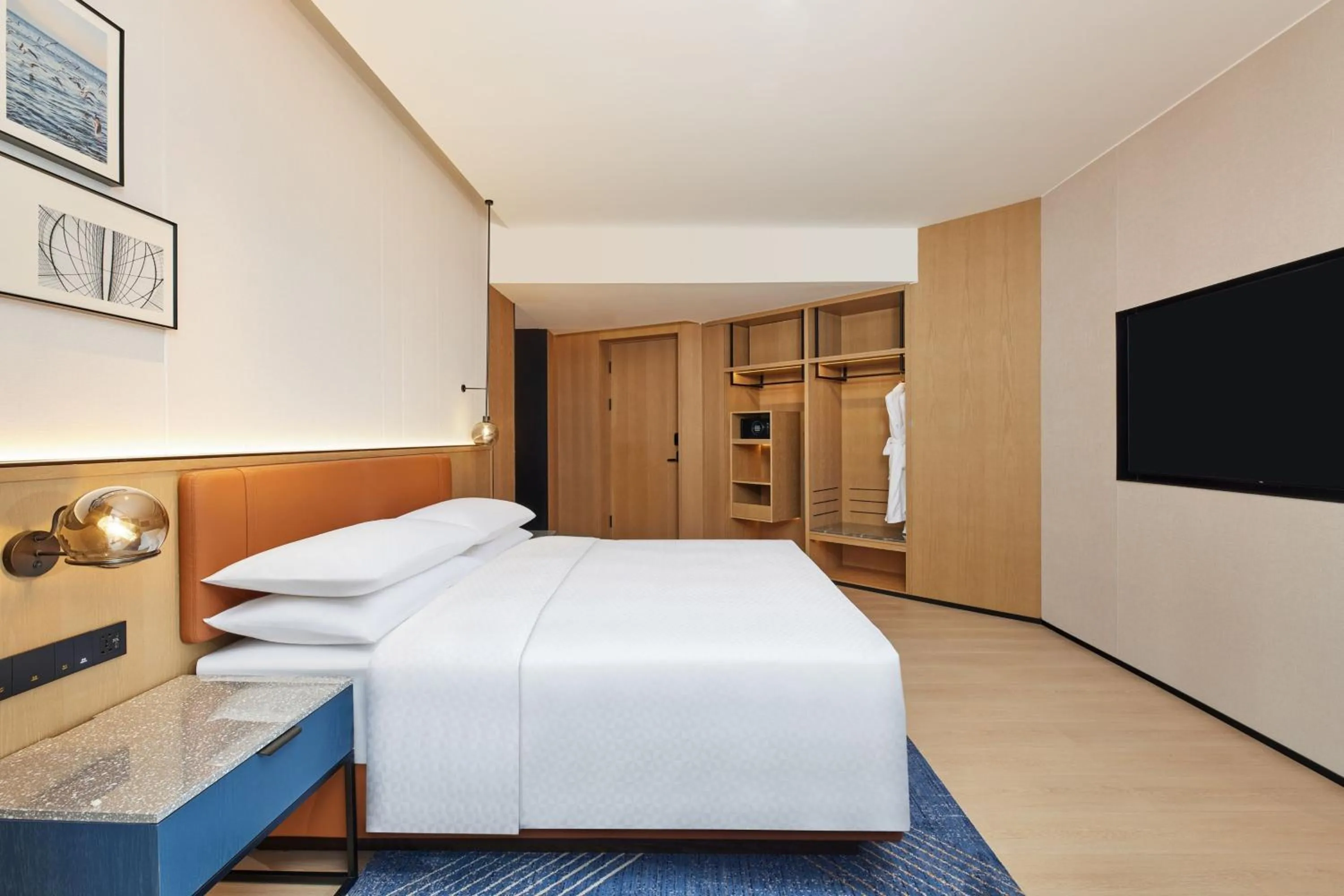 Photo of the whole room, Bed in Four Points by Sheraton Dali, Erhai