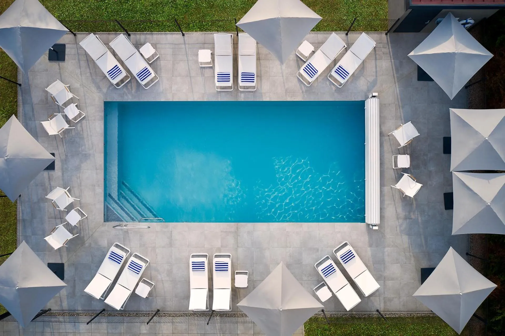 Swimming pool in Courtyard by Marriott Lyon Eurexpo Stadium