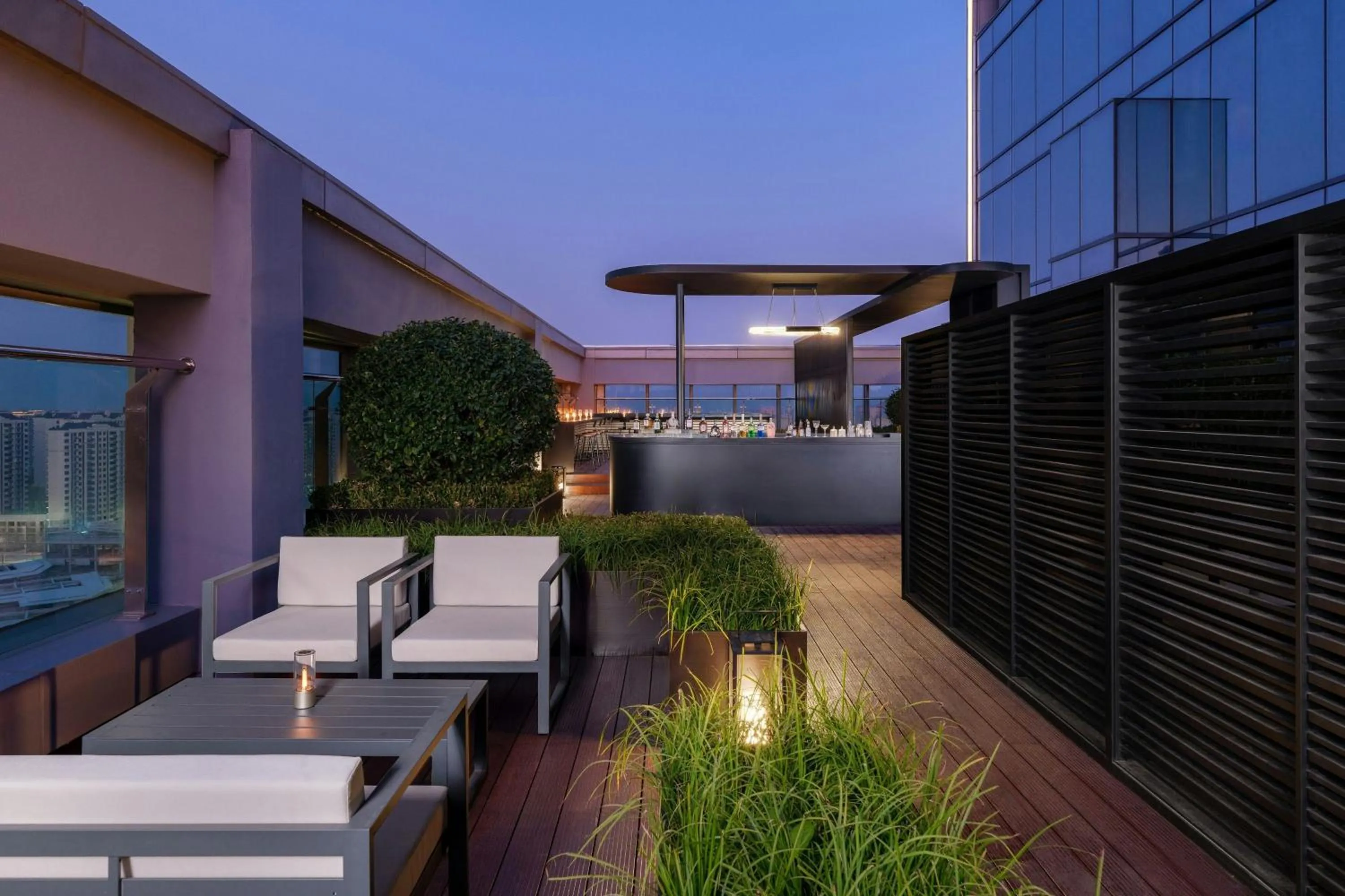 Lounge or bar in Renaissance Qingdao Hotel