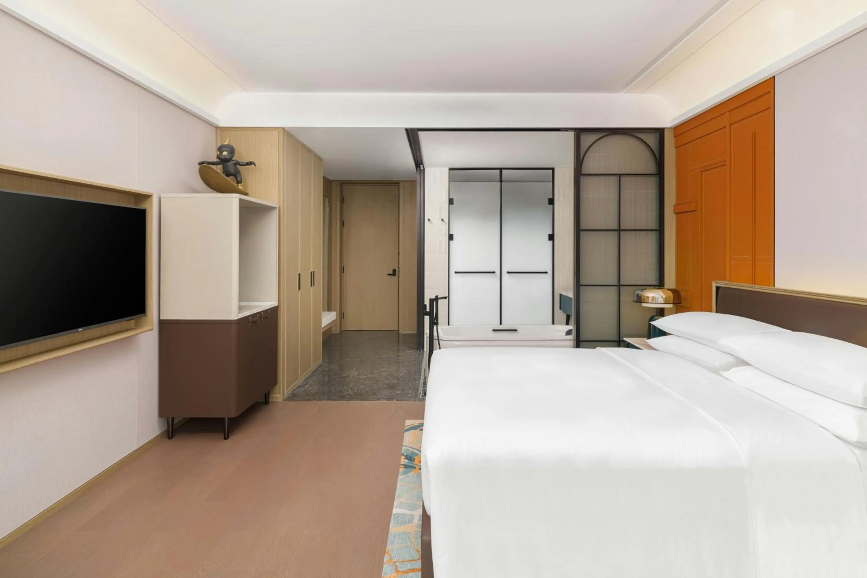 Photo of the whole room, Bed in Renaissance Qingdao Hotel