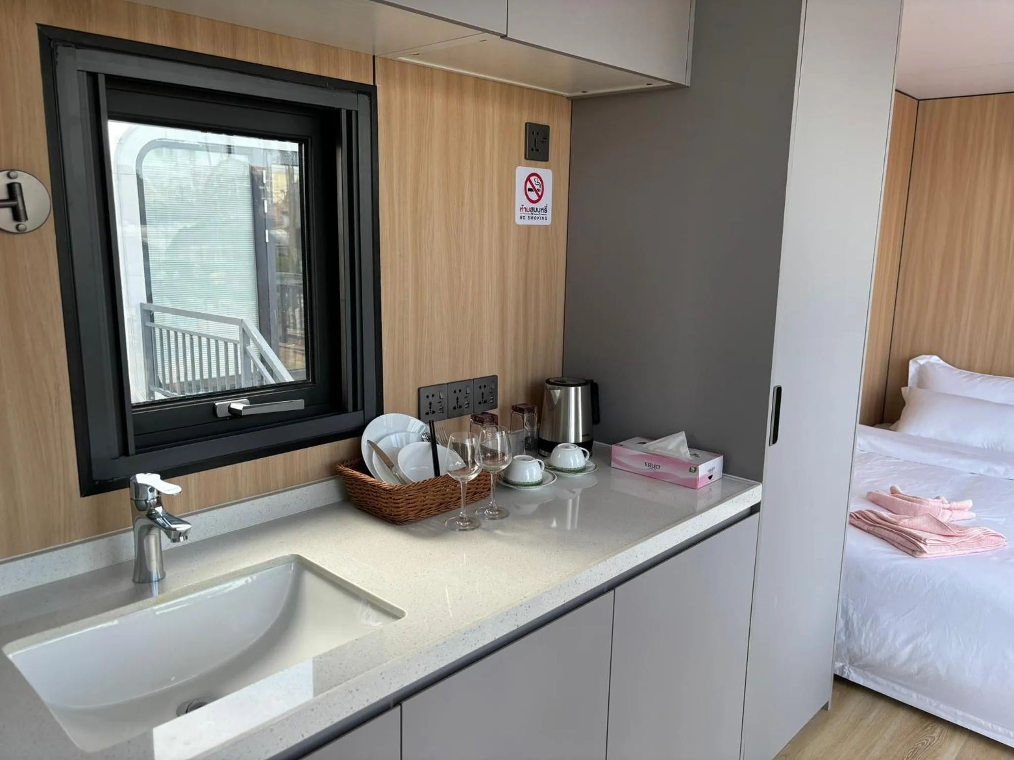 Kitchen or kitchenette, Bed in Space House Hotel Phuket