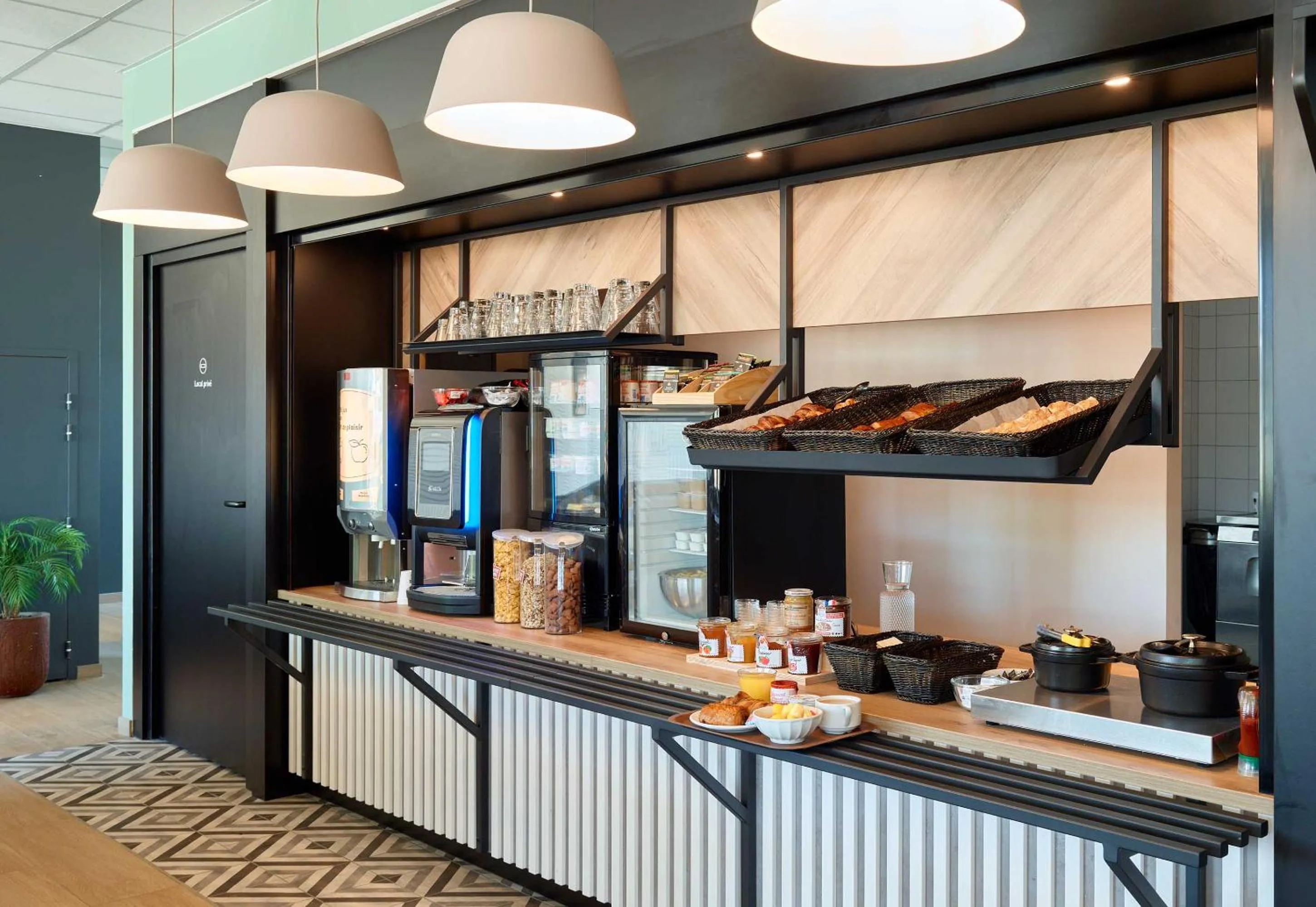 Buffet breakfast in B&B HOTEL Meaux Nanteuil-lès-Meaux 3 étoiles