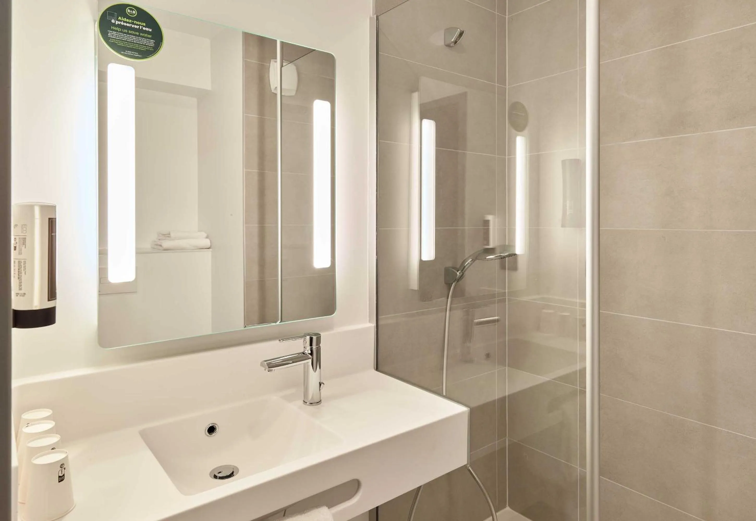 Bathroom in B&B HOTEL Meaux Nanteuil-lès-Meaux 3 étoiles