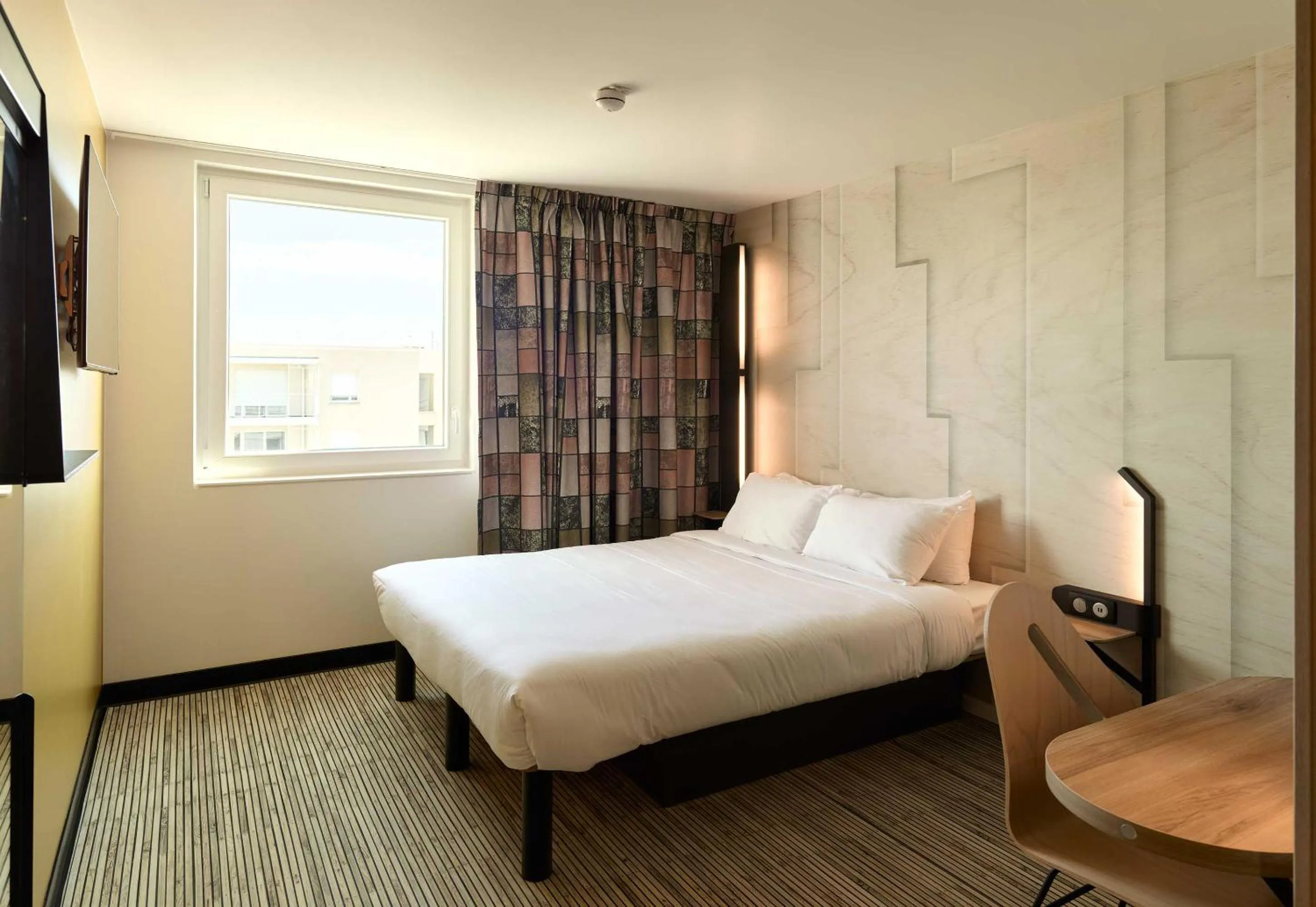 Bedroom, Bed in B&B HOTEL Meaux Nanteuil-lès-Meaux 3 étoiles