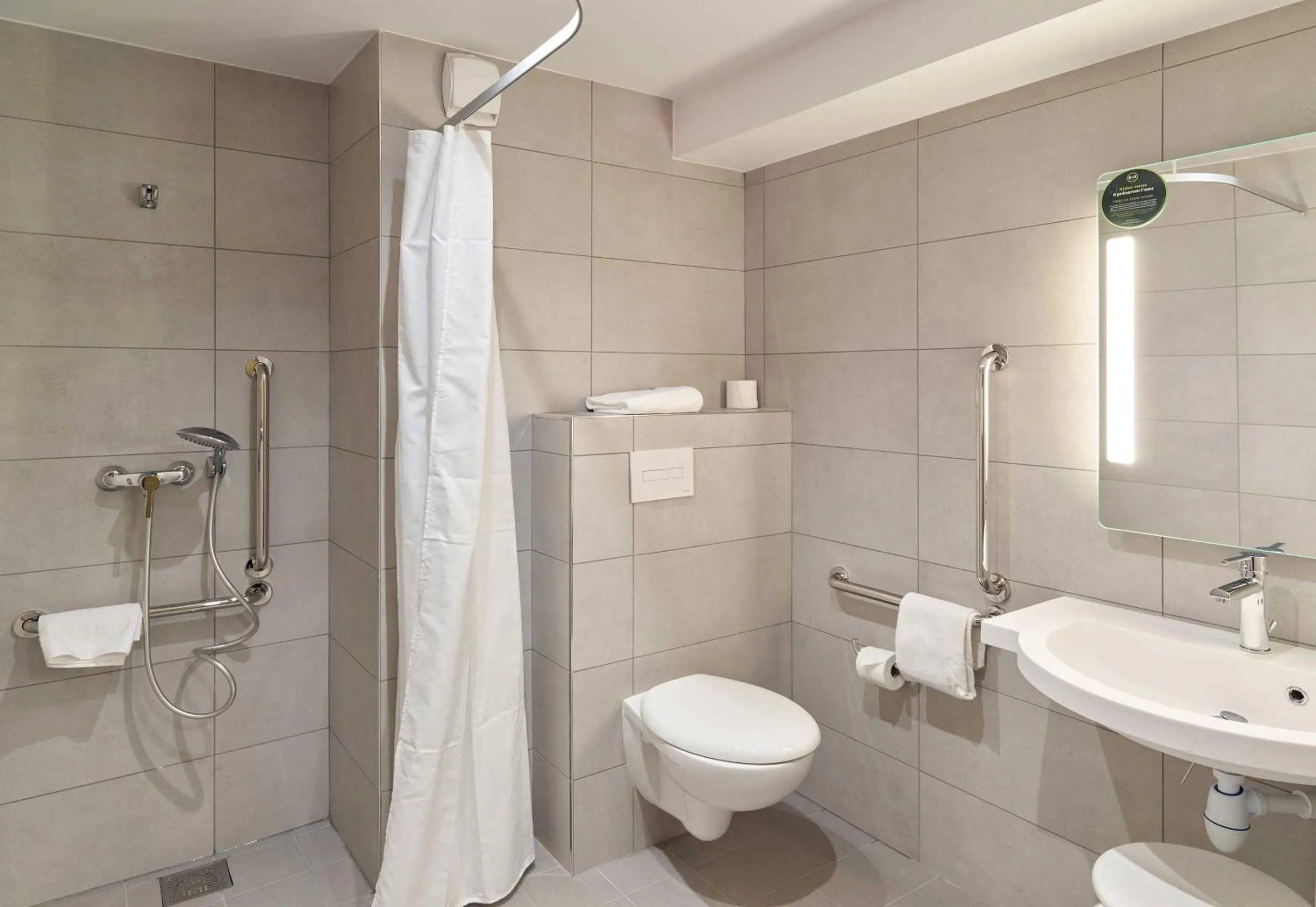 Bathroom in B&B HOTEL Meaux Nanteuil-lès-Meaux 3 étoiles