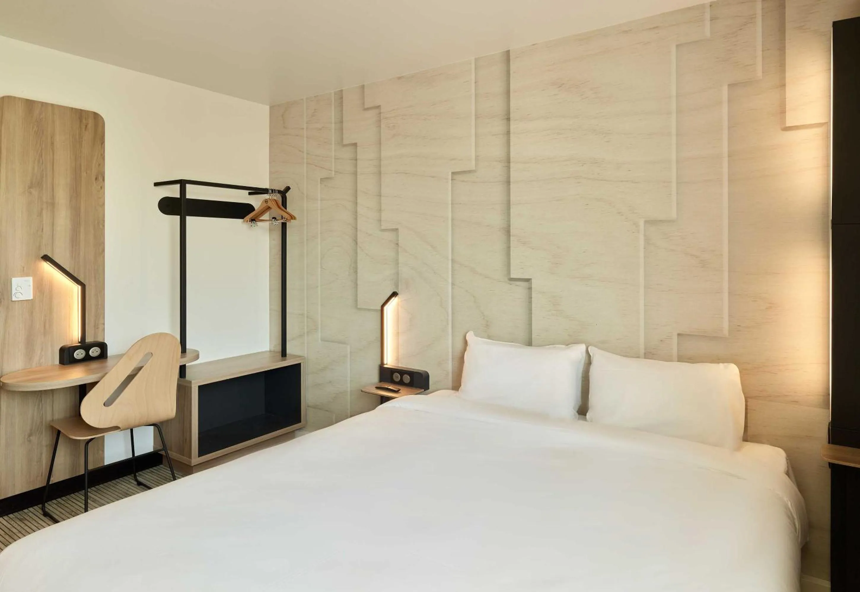 Bedroom, Bed in B&B HOTEL Meaux Nanteuil-lès-Meaux 3 étoiles