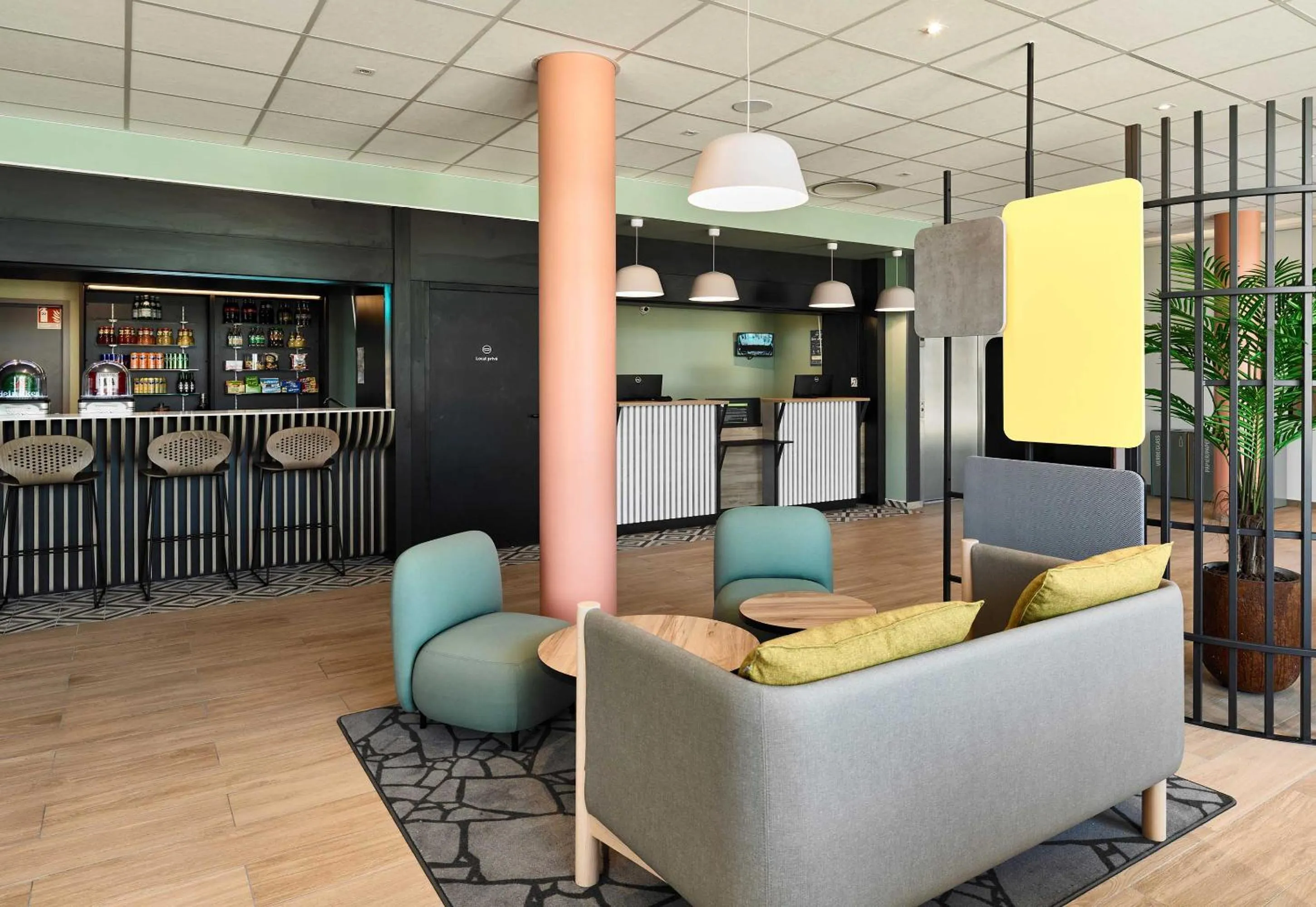 Lounge or bar in B&B HOTEL Meaux Nanteuil-lès-Meaux 3 étoiles