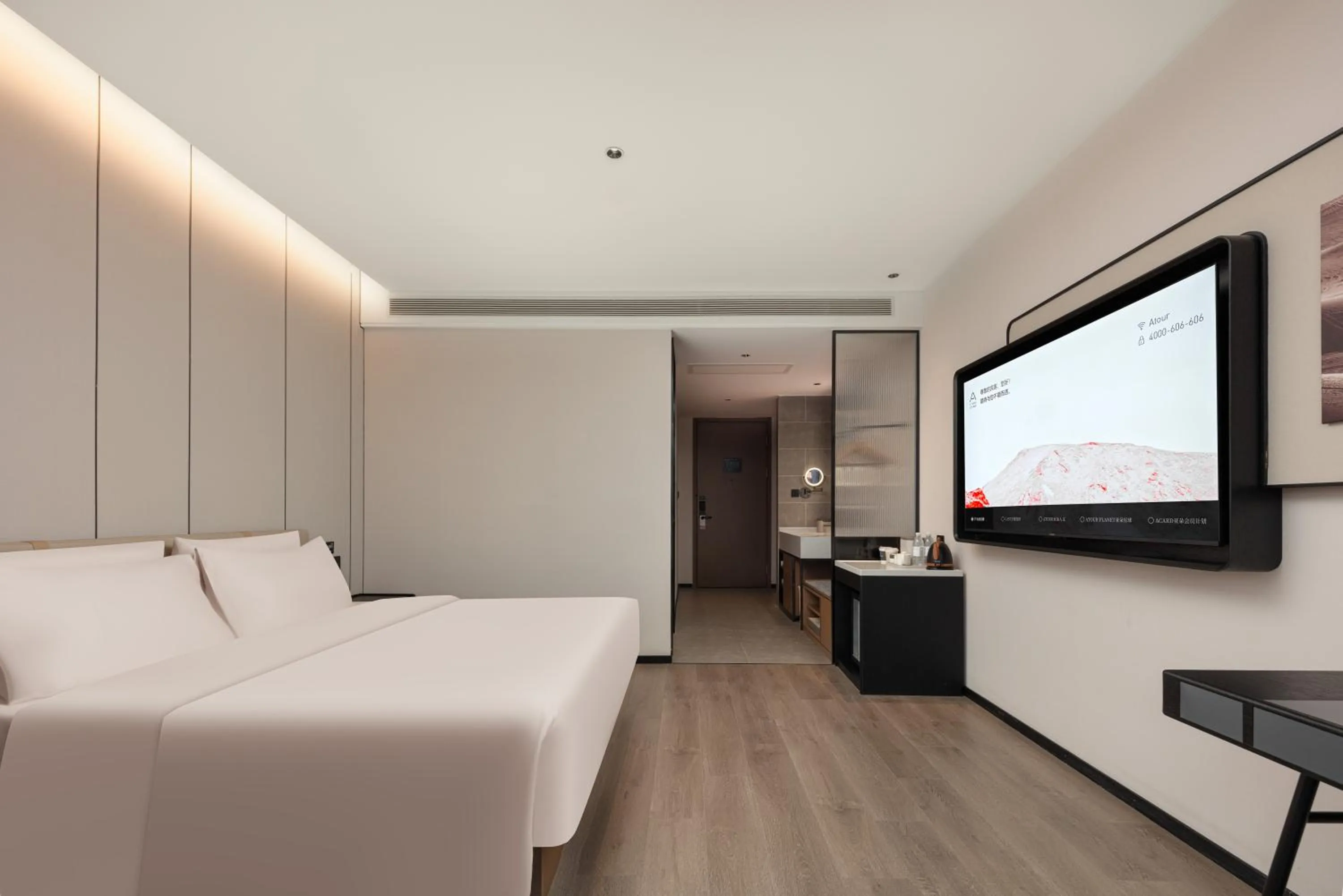 Photo of the whole room, Bed in Atour Hotel Hangzhou Xiaoshan Kaiyuan Plaza