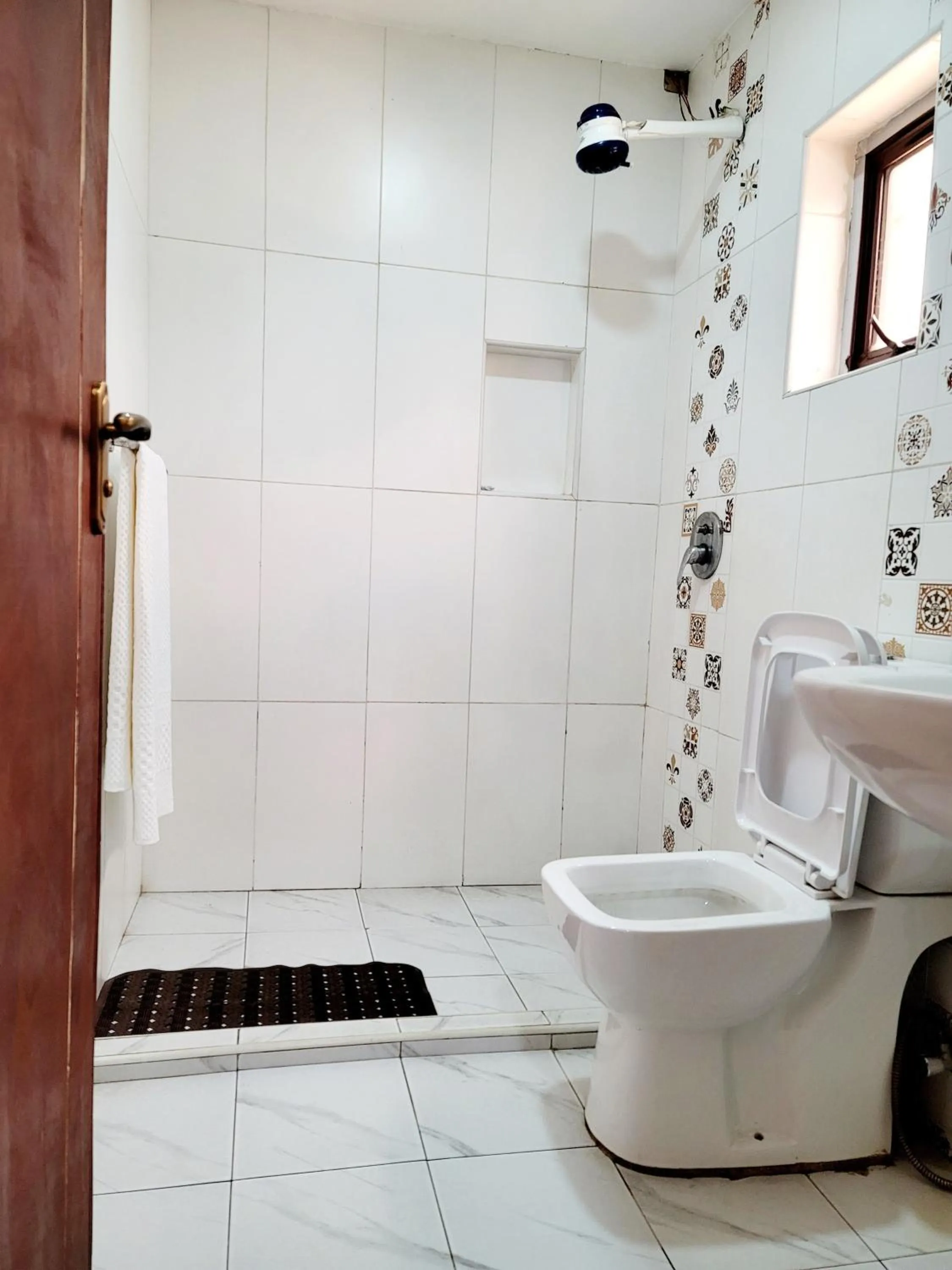 Shower in Nairobi Glory Palace Hotel