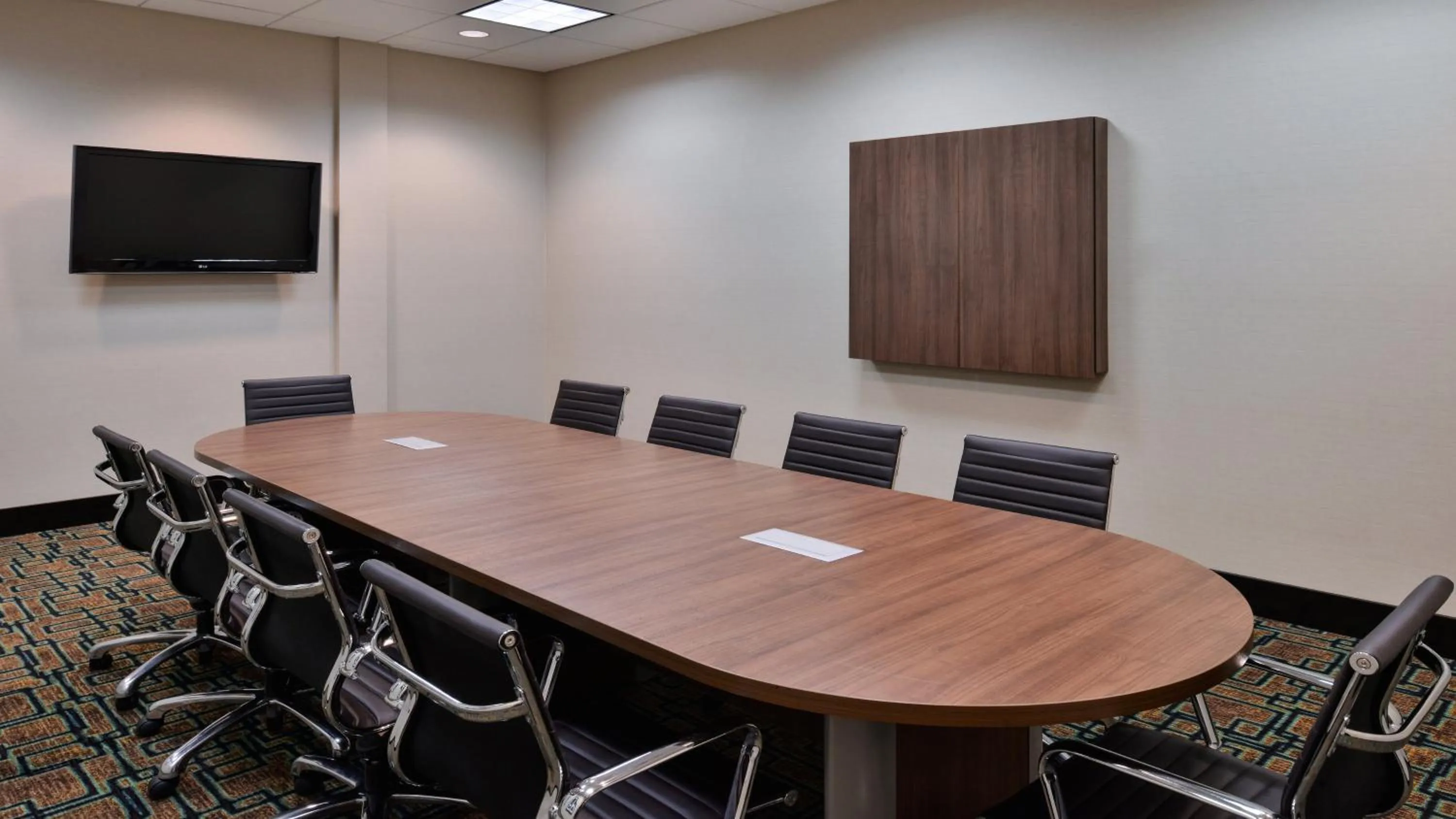 Meeting/conference room in Holiday Inn Hotel & Suites Edmonton Airport Conference Centre by IHG