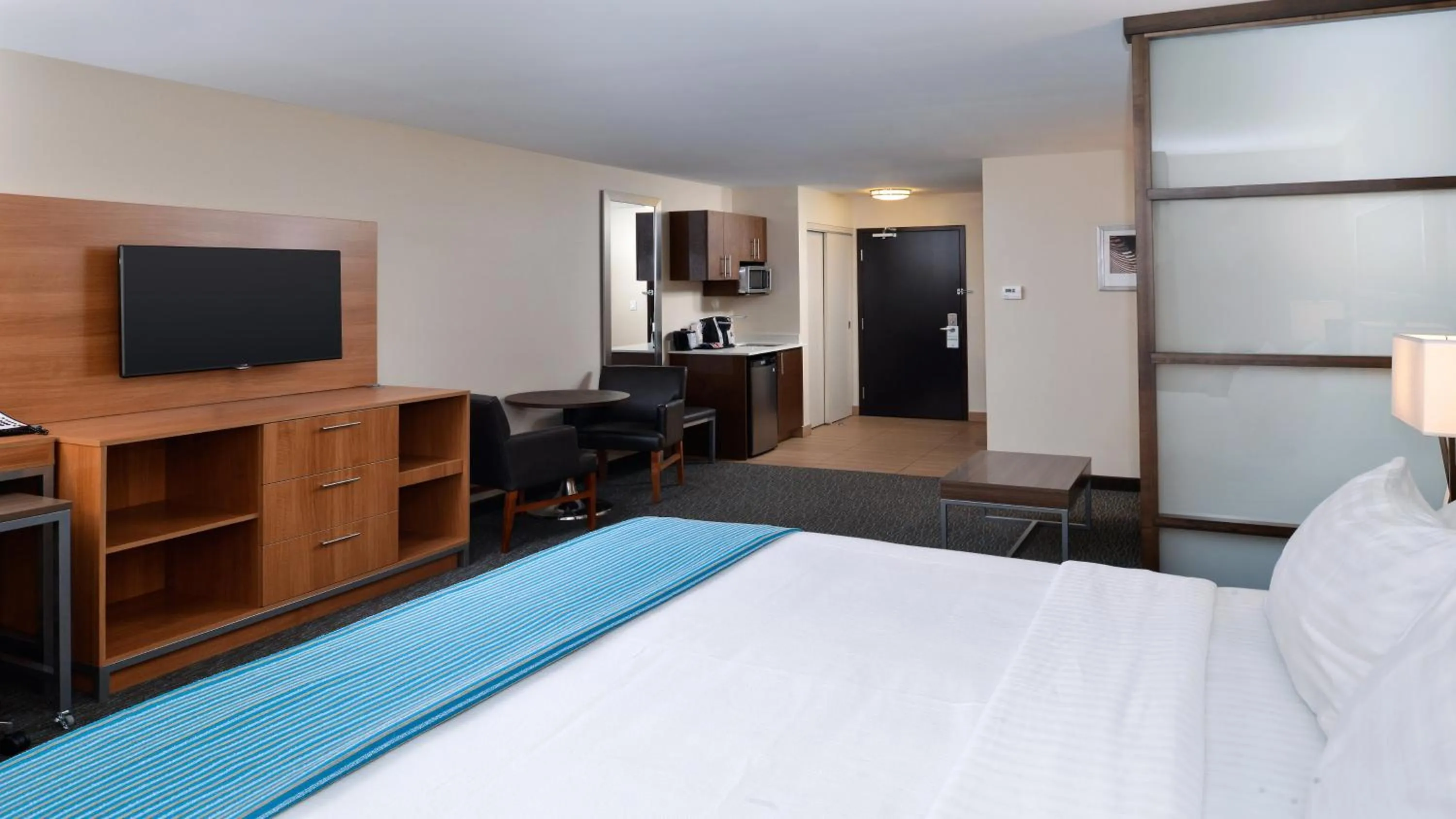 Photo of the whole room, Bed in Holiday Inn Hotel & Suites Edmonton Airport Conference Centre by IHG