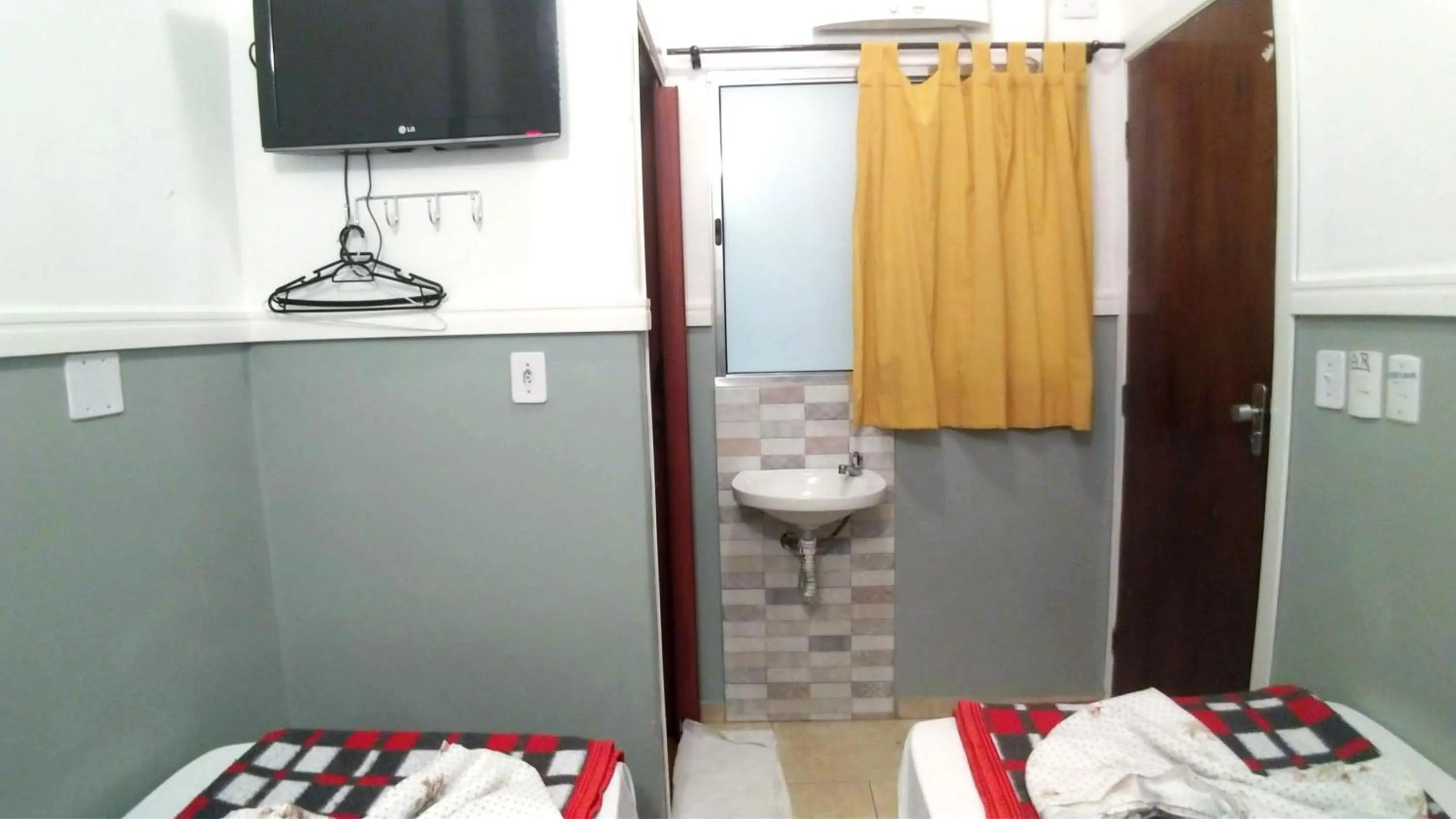 Photo of the whole room, Bed in HOTEL PAULISTANO Terminal Tietê