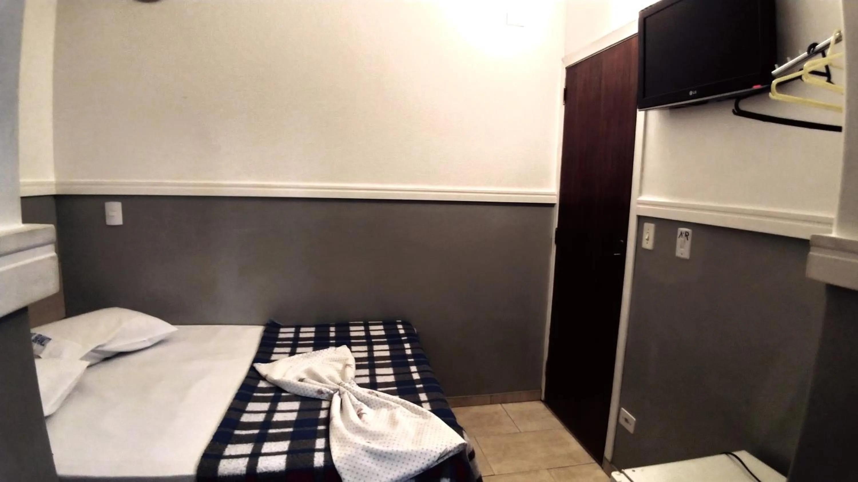 Photo of the whole room, Bed in HOTEL PAULISTANO Terminal Tietê