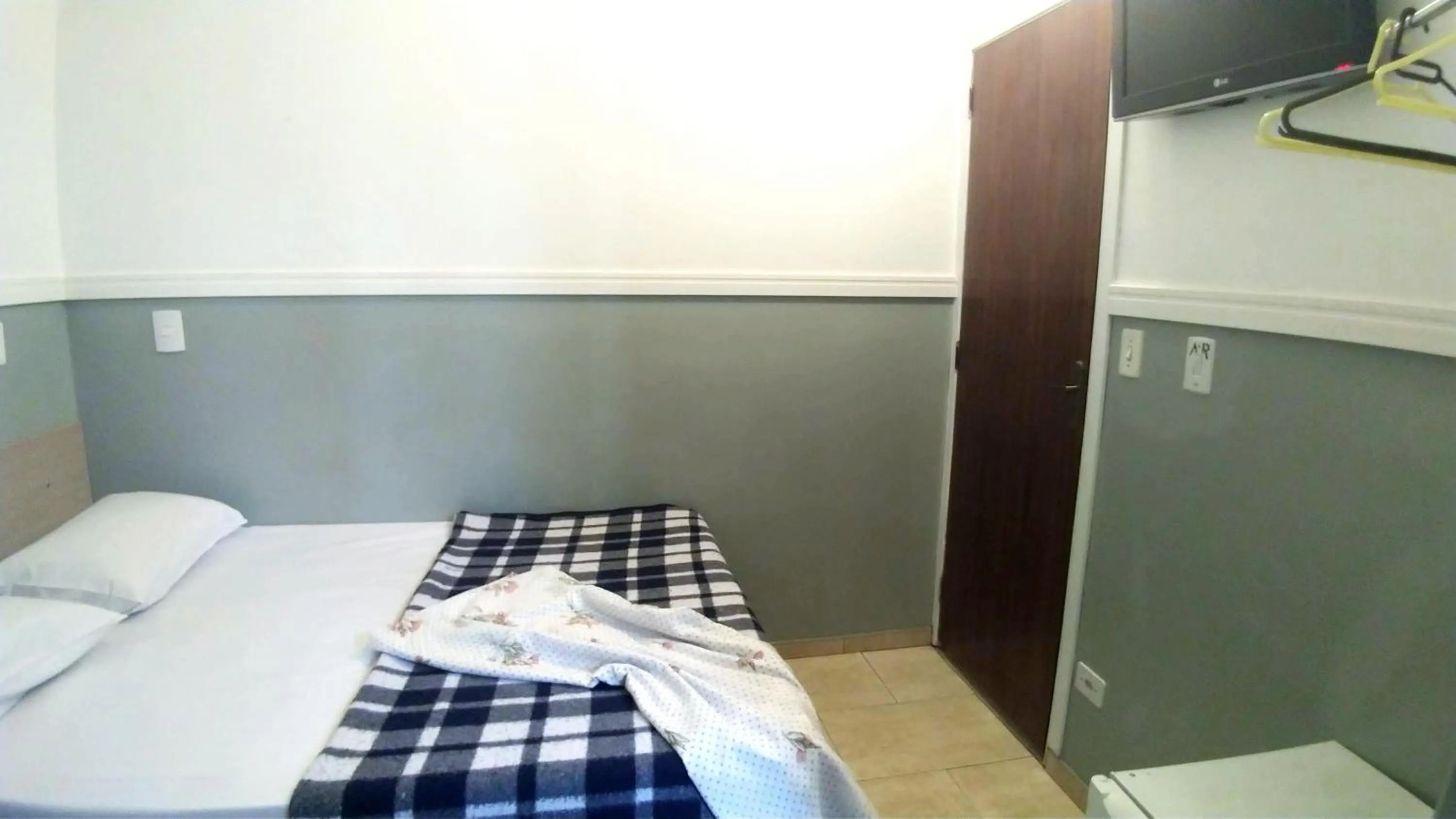 Photo of the whole room, Bed in HOTEL PAULISTANO Terminal Tietê