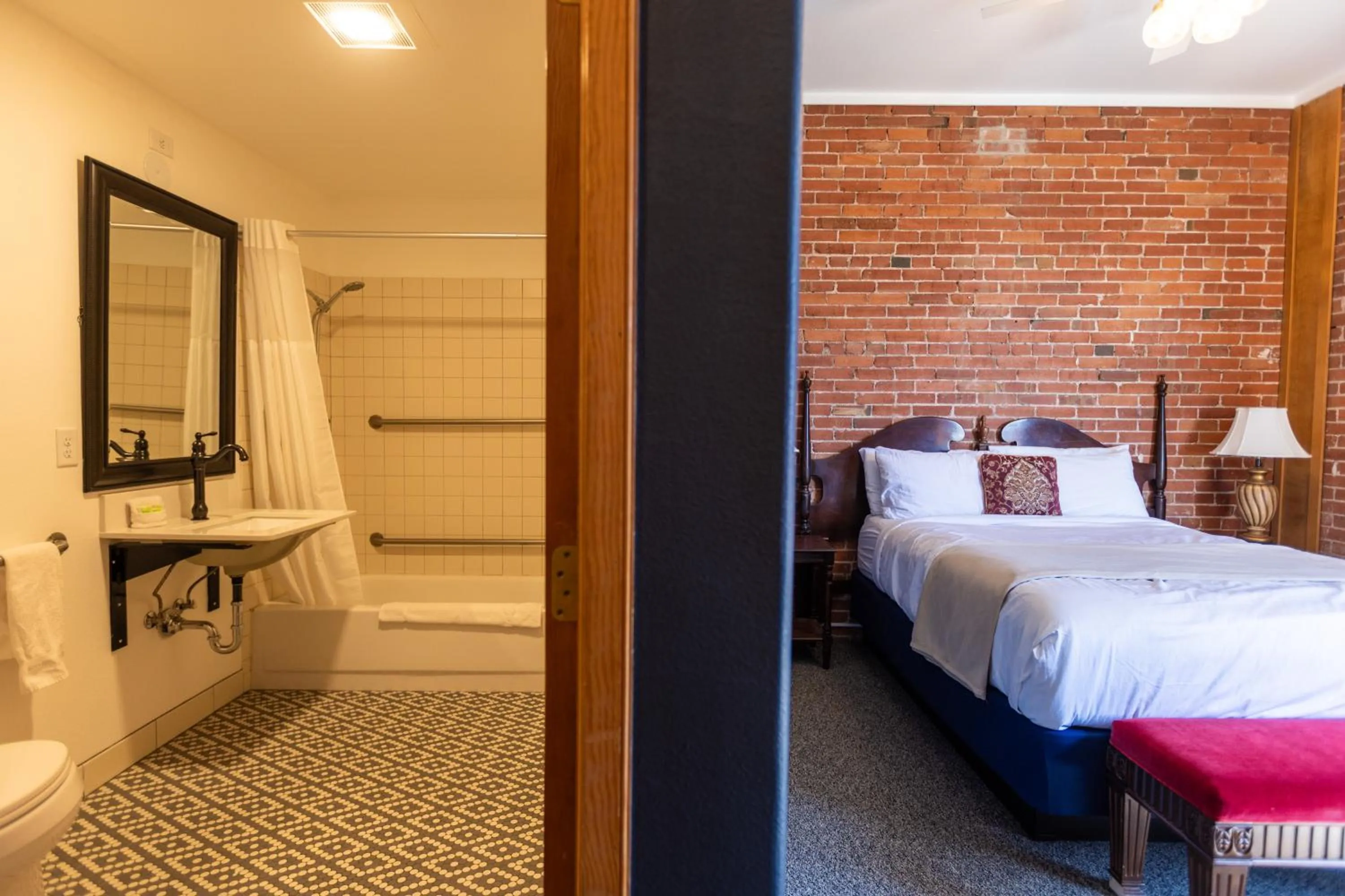 Bed in The Victor Hotel