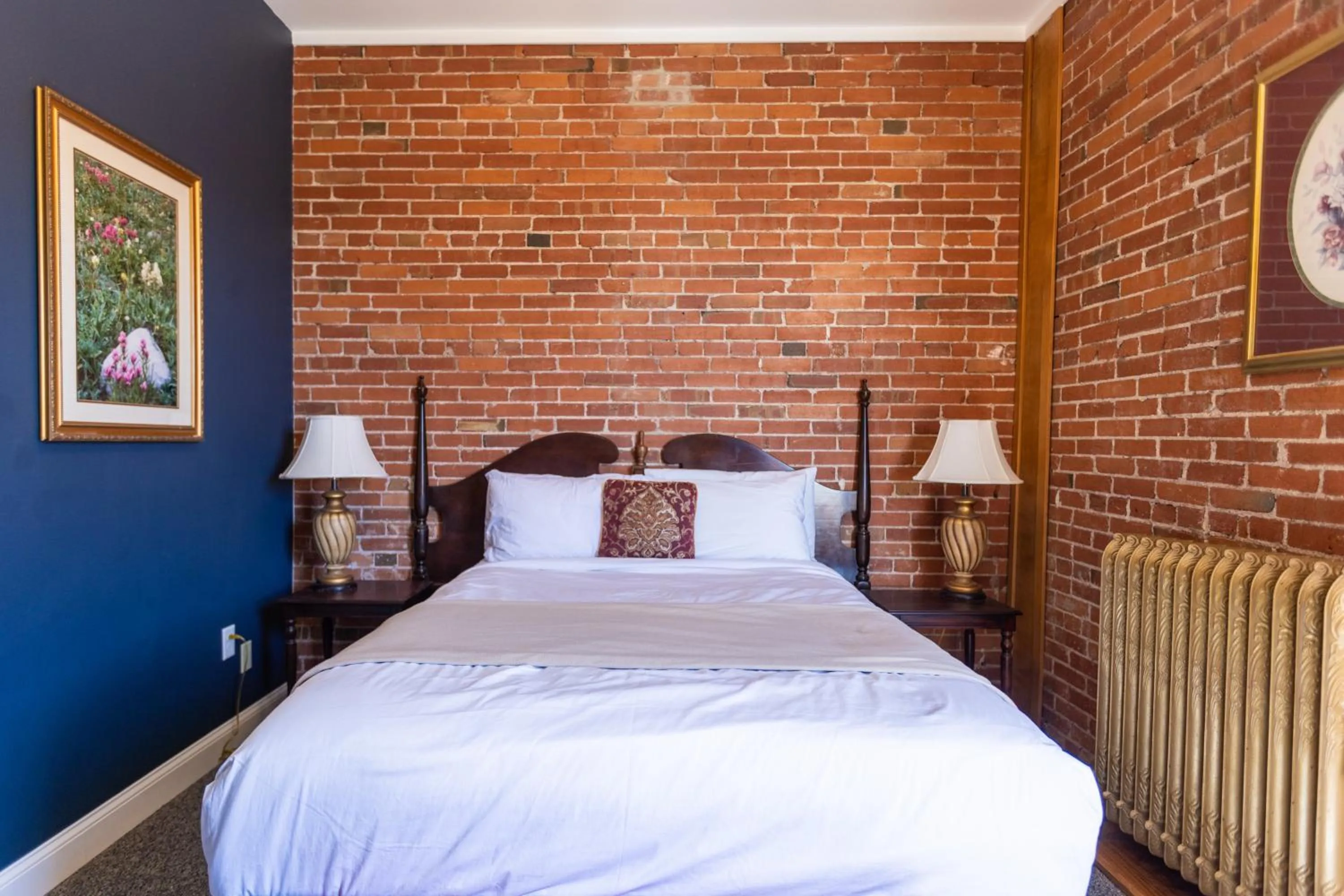 Bed in The Victor Hotel