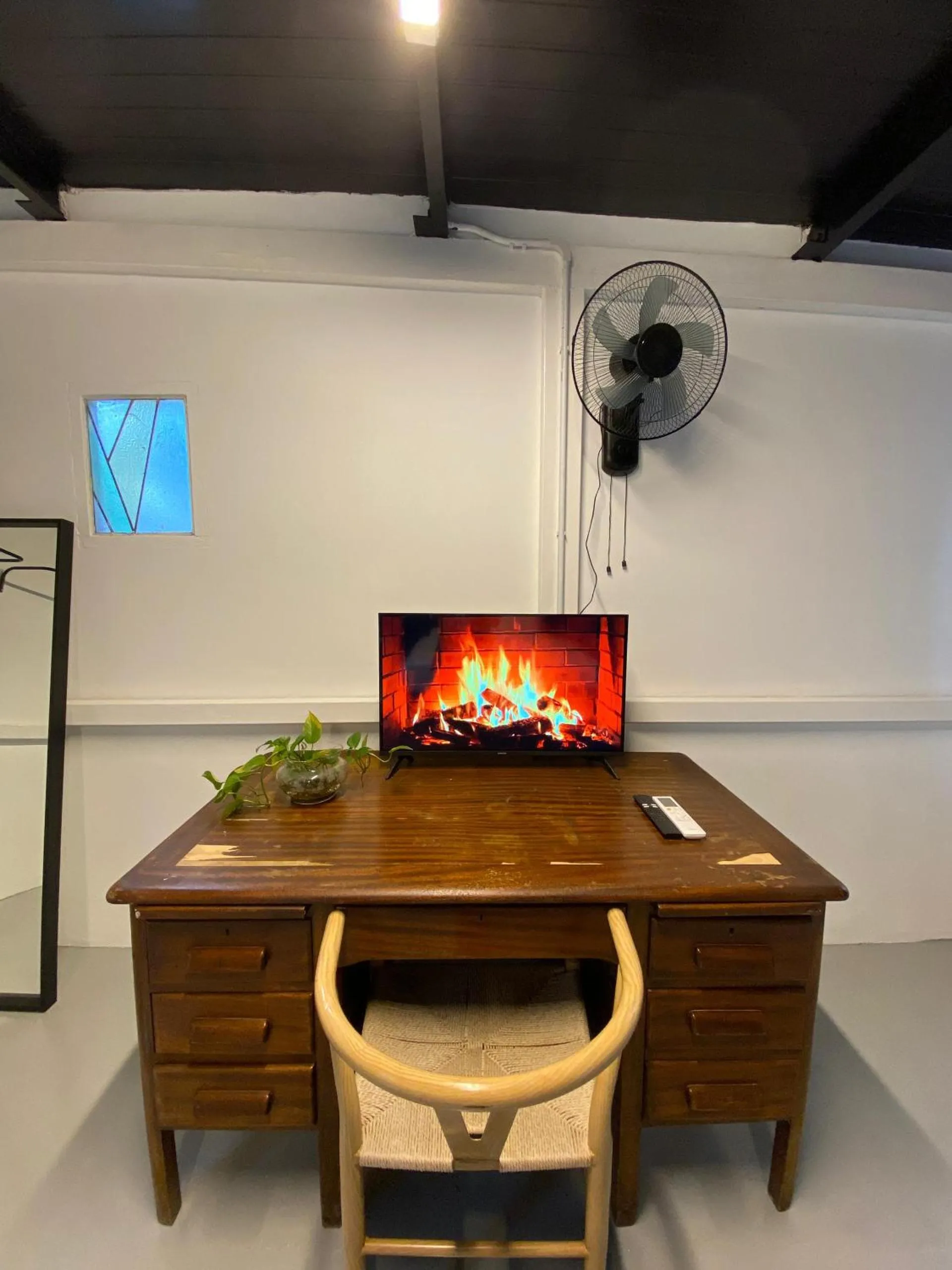 Communal lounge/ TV room in Bayu Bayu Hotel by Soft Loft