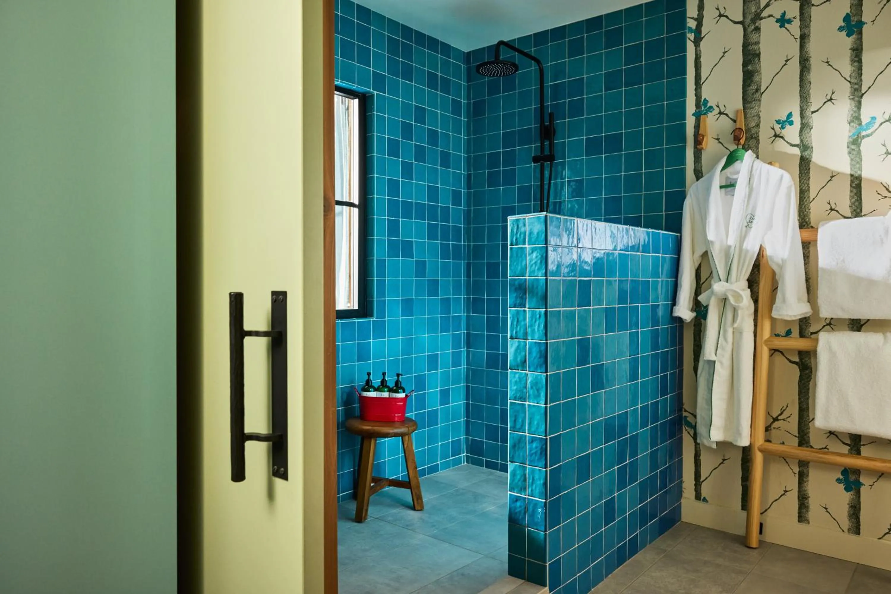 Shower, Bed in Treehouse Hotel Silicon Valley