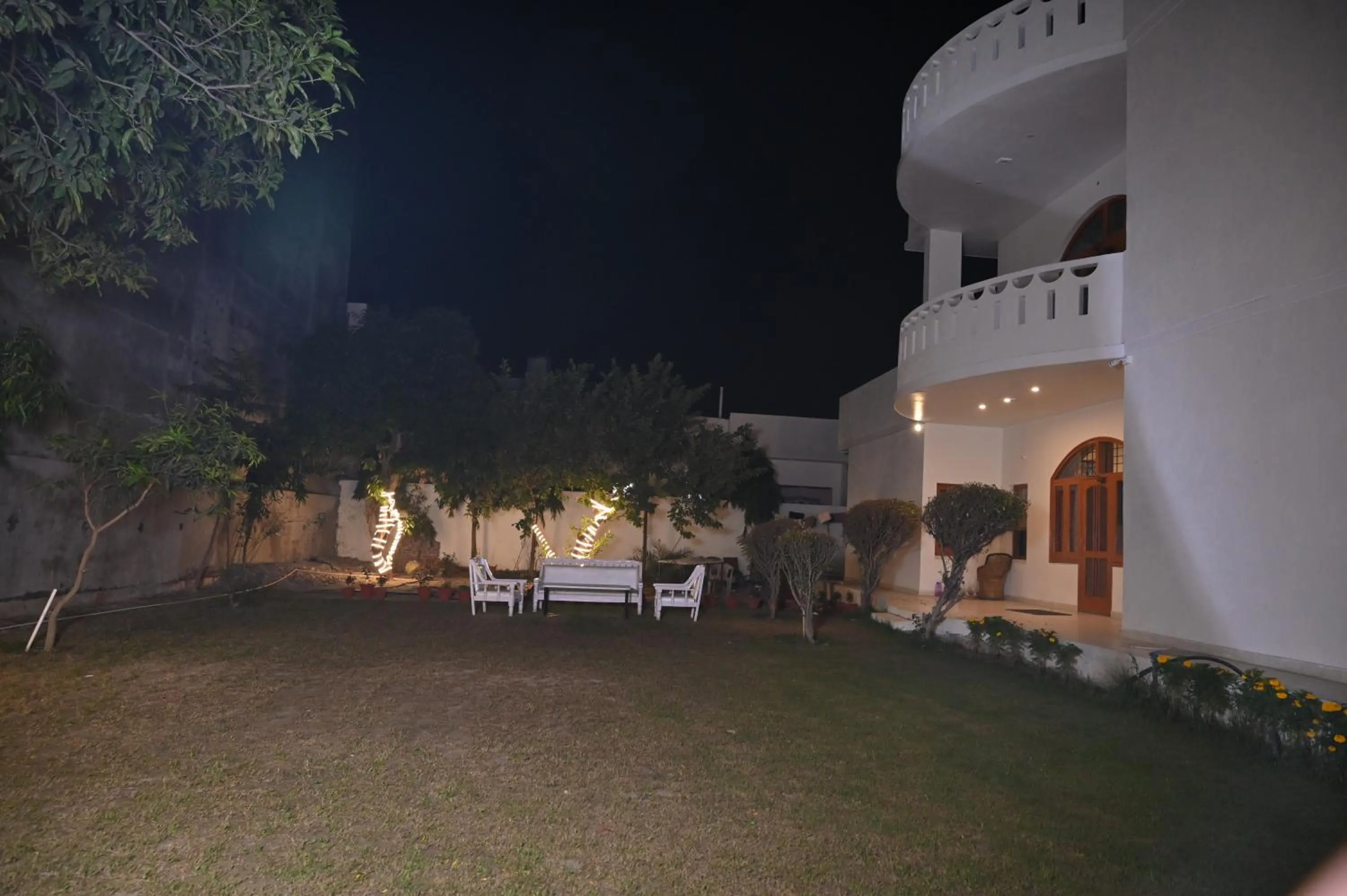 Property building in Paradise Island