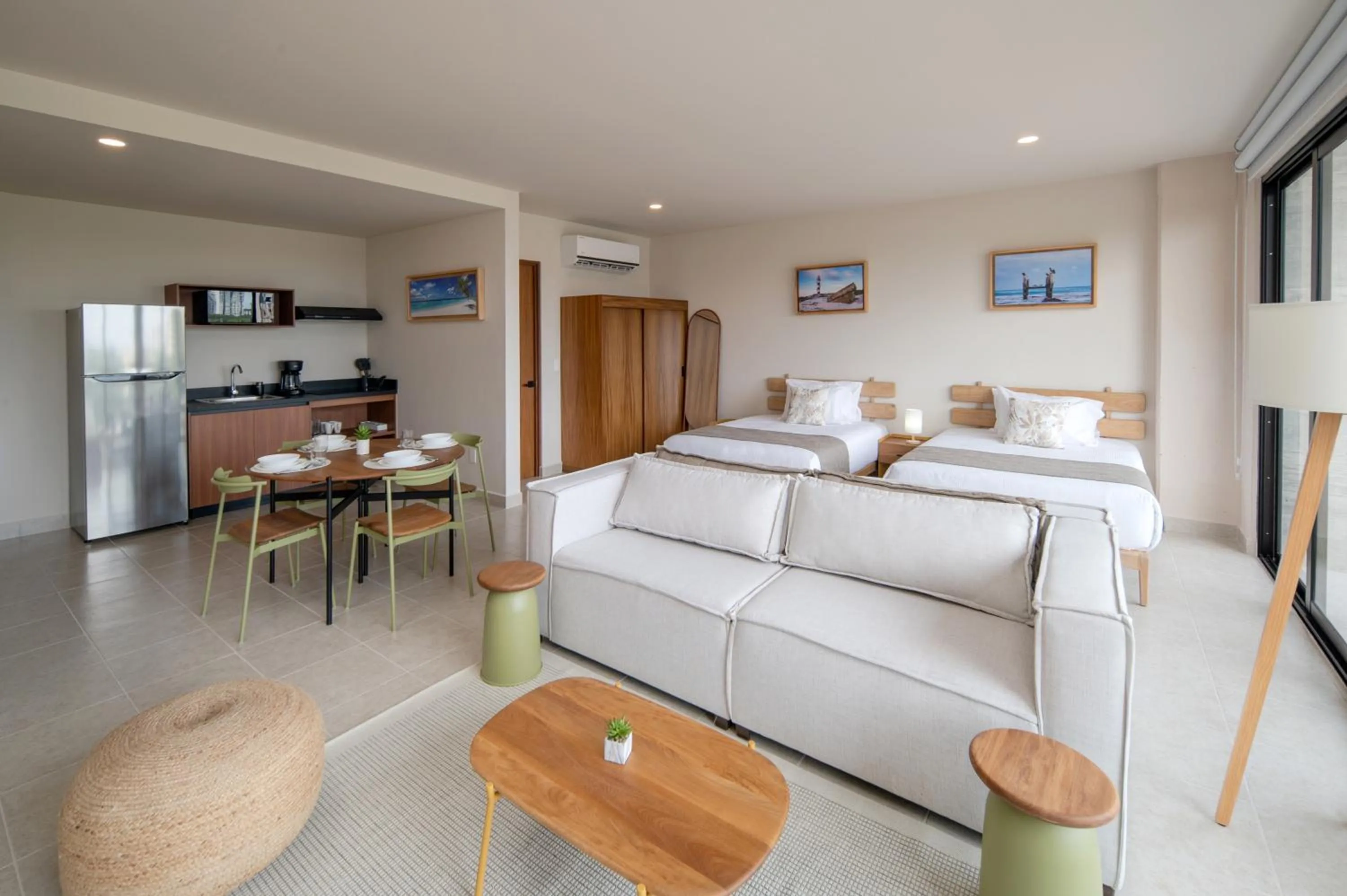 Photo of the whole room in Everglades Suites