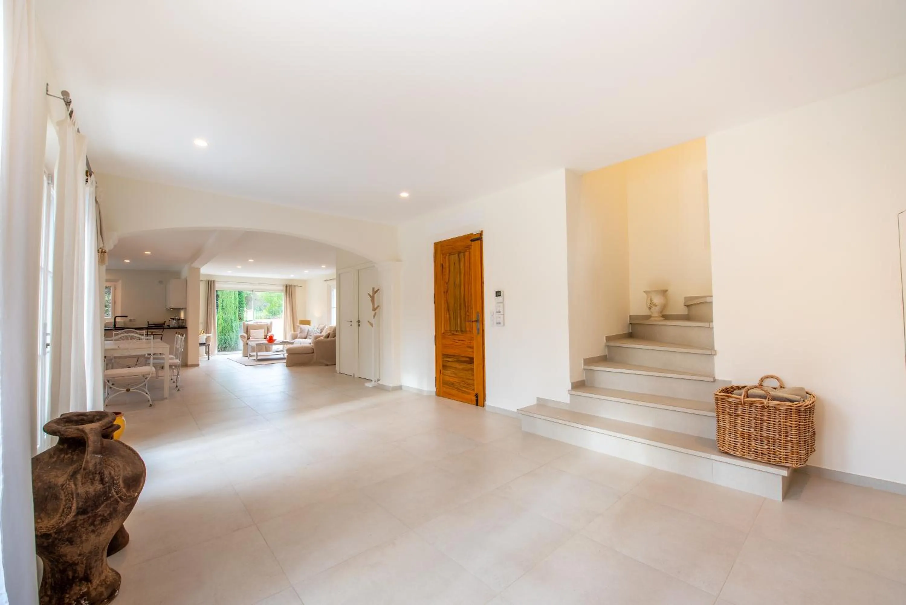 Facade/entrance, Bed in Villa le Roi Soleil