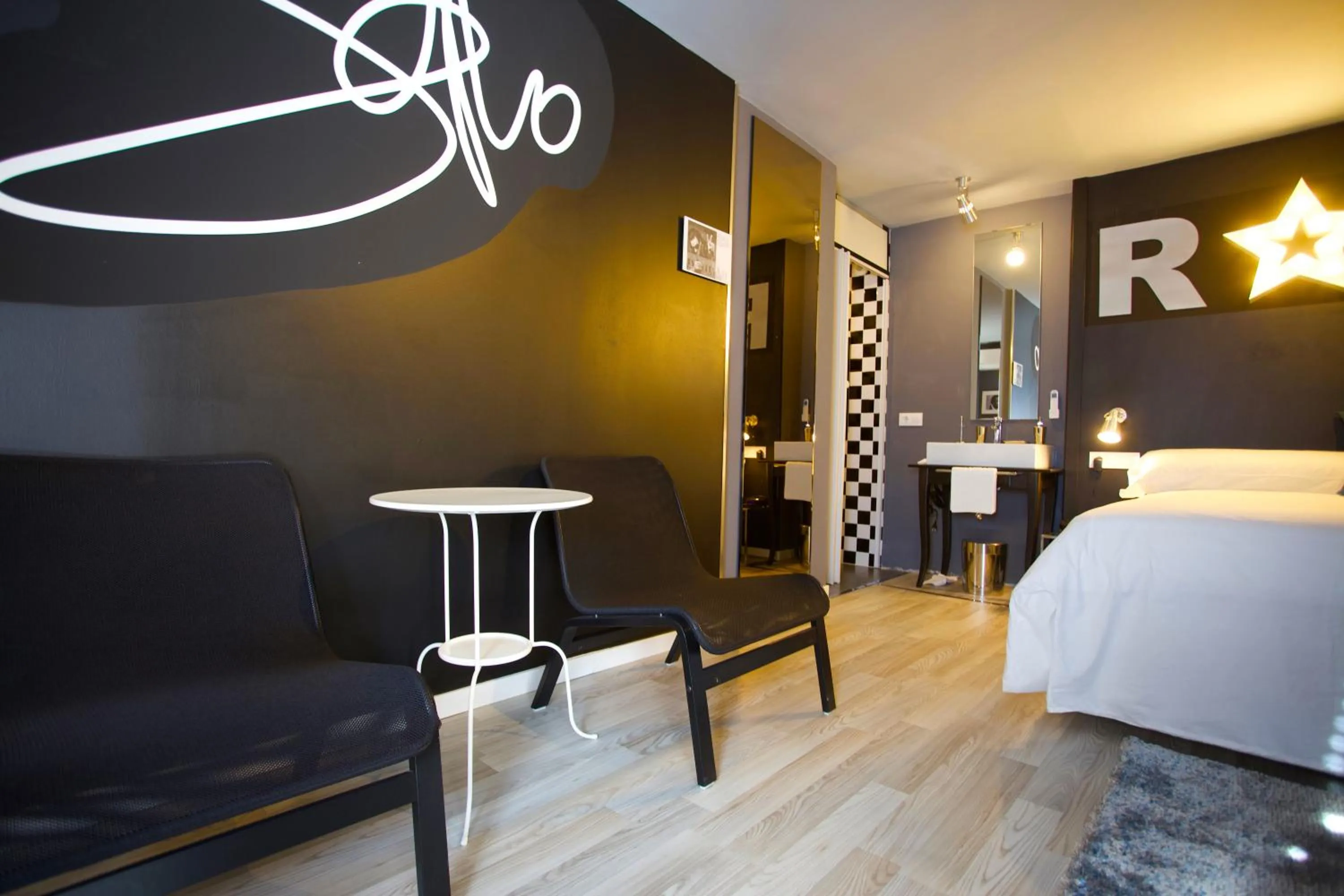 Bathroom, Bed in Hotel Rock Star