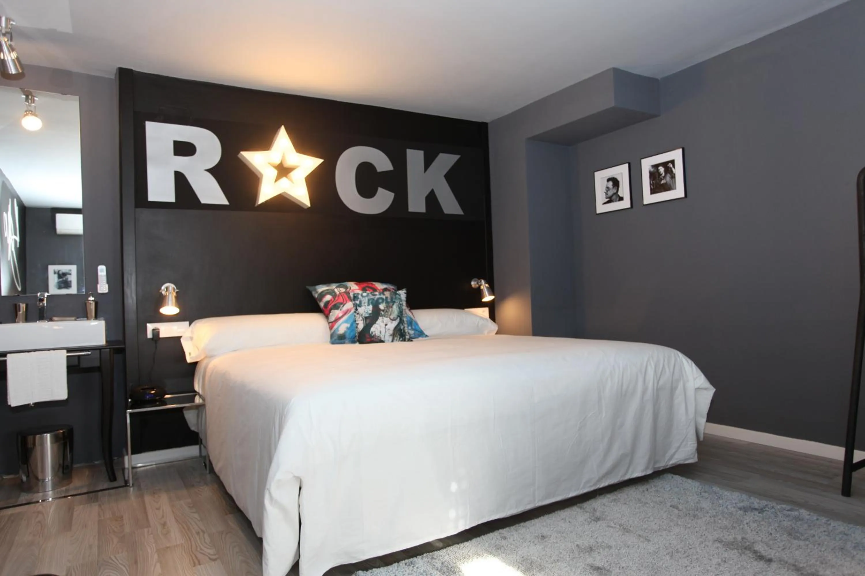 Bedroom, Bed in Hotel Rock Star