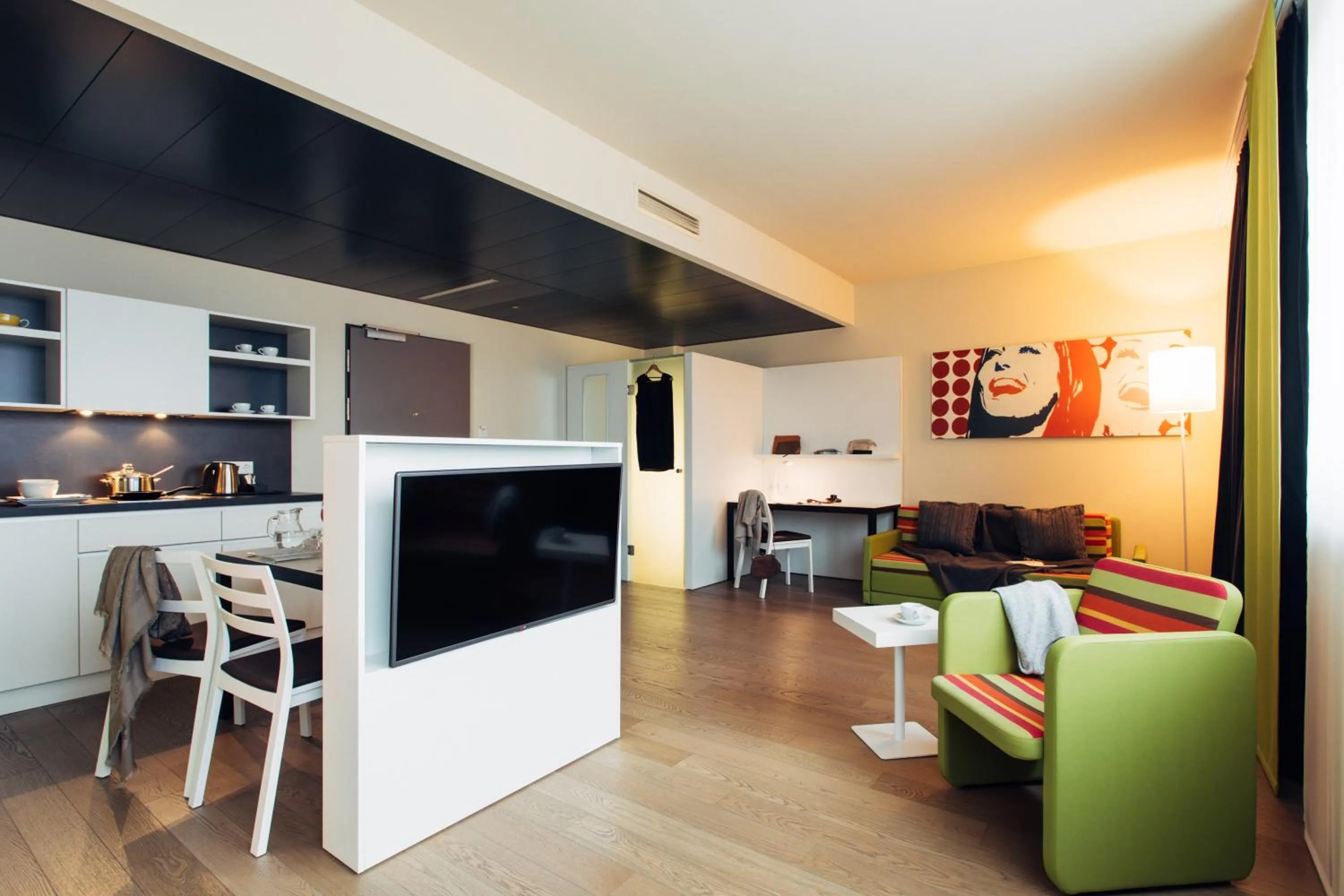 Communal lounge/ TV room in harry's home München hotel & apartments