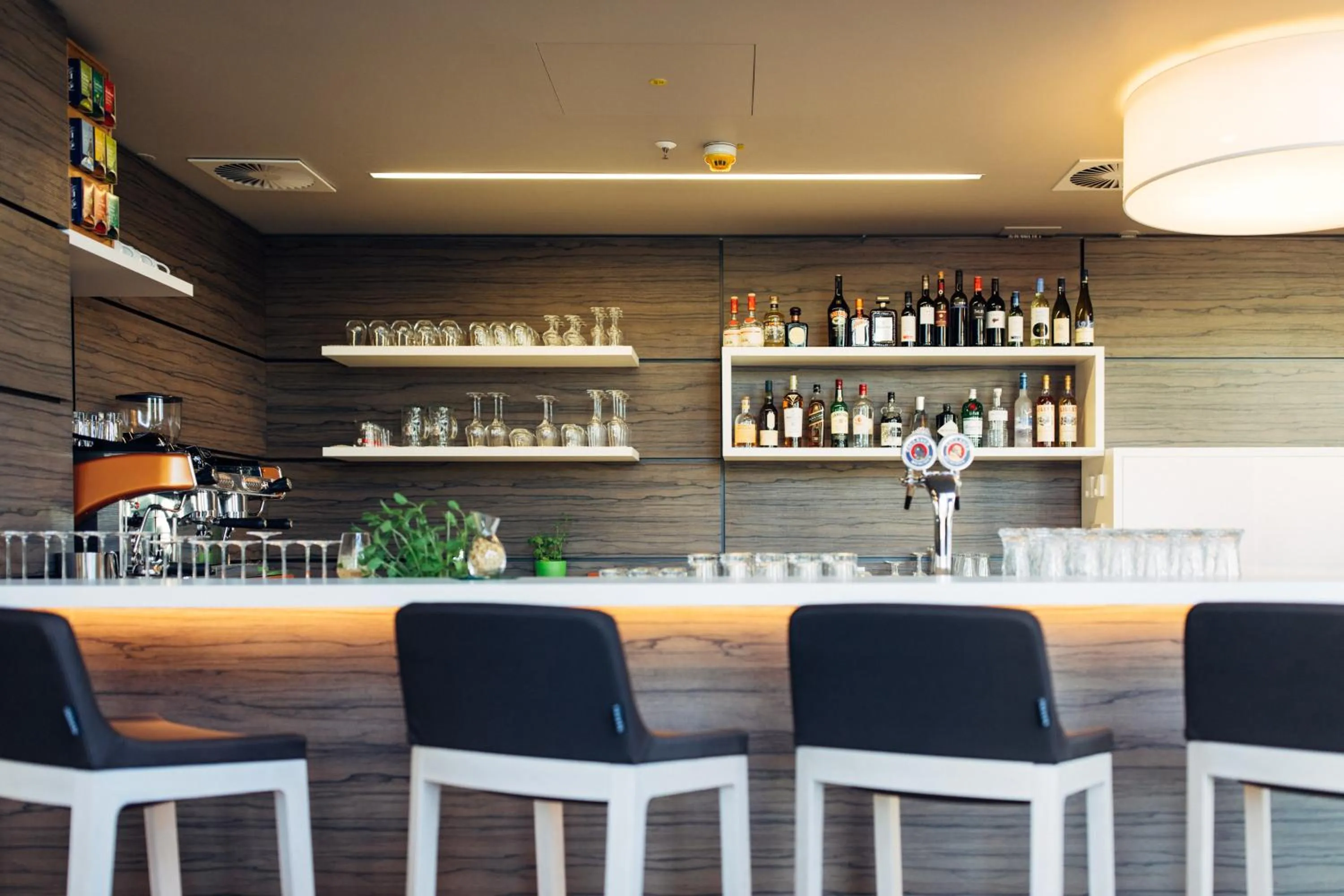 Lounge or bar in harry's home München hotel & apartments