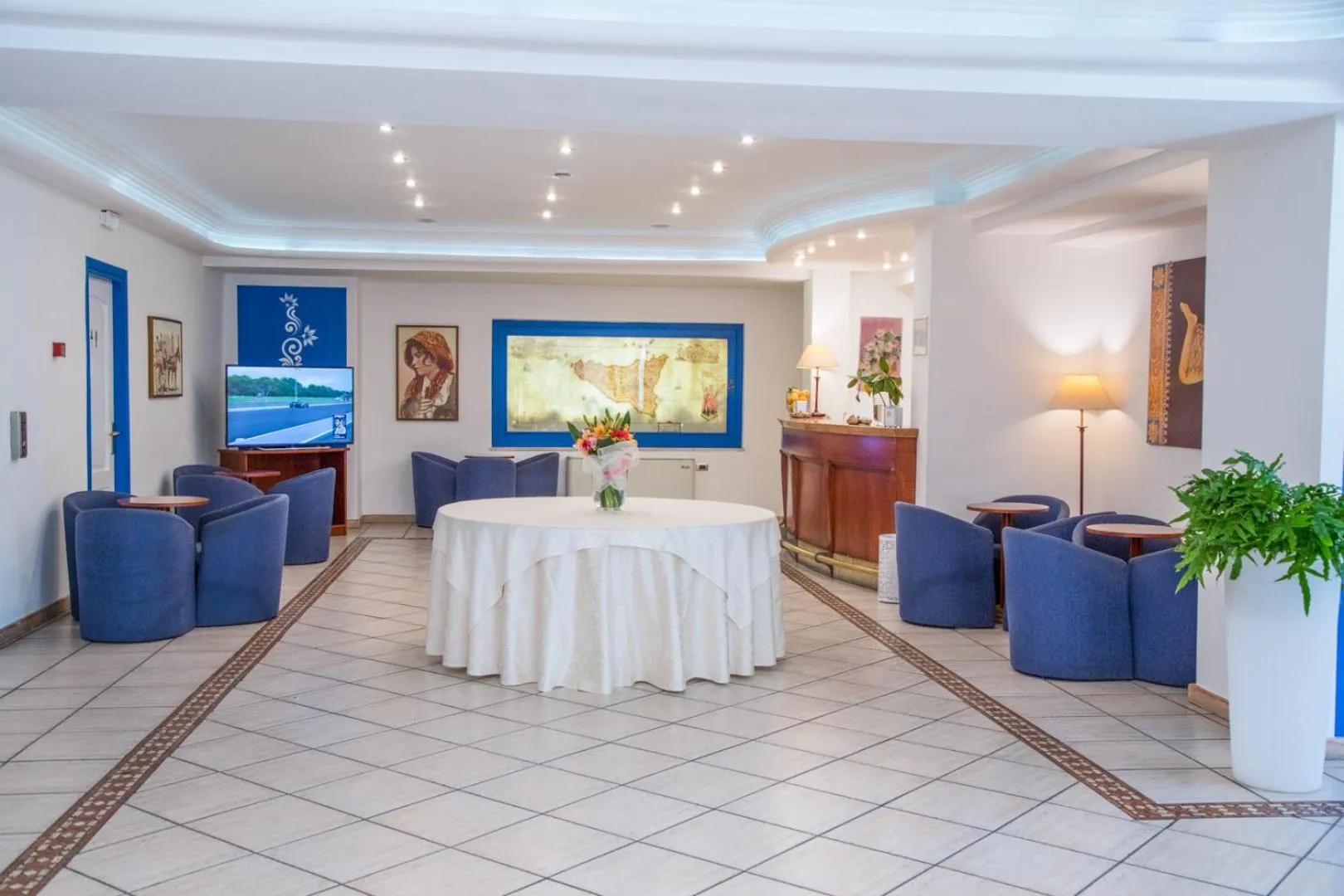 Communal lounge/ TV room in Assinos Palace Hotel