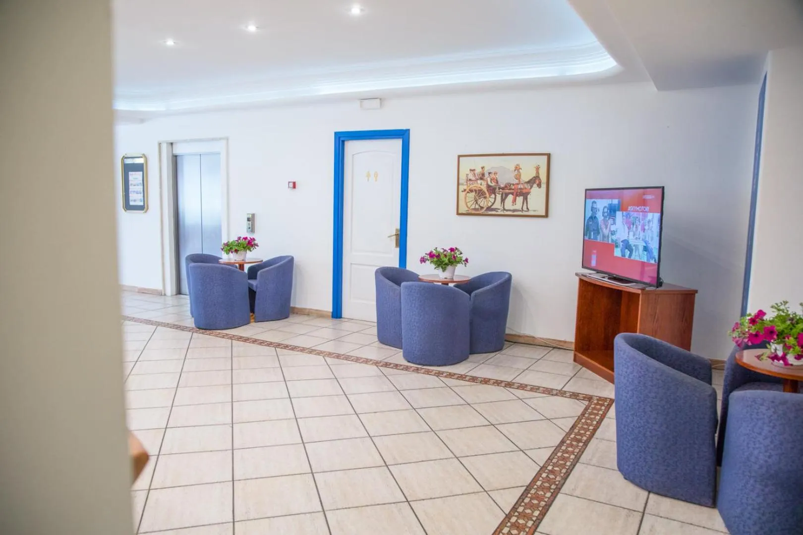 Communal lounge/ TV room in Assinos Palace Hotel