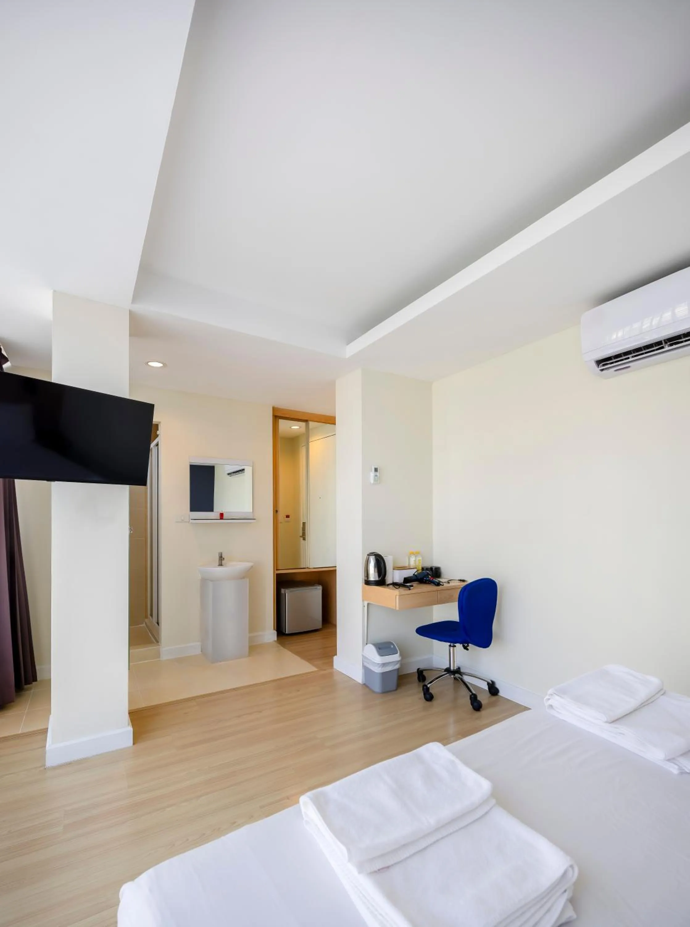 Photo of the whole room, Bed in GP House Express Sukhumvit 81