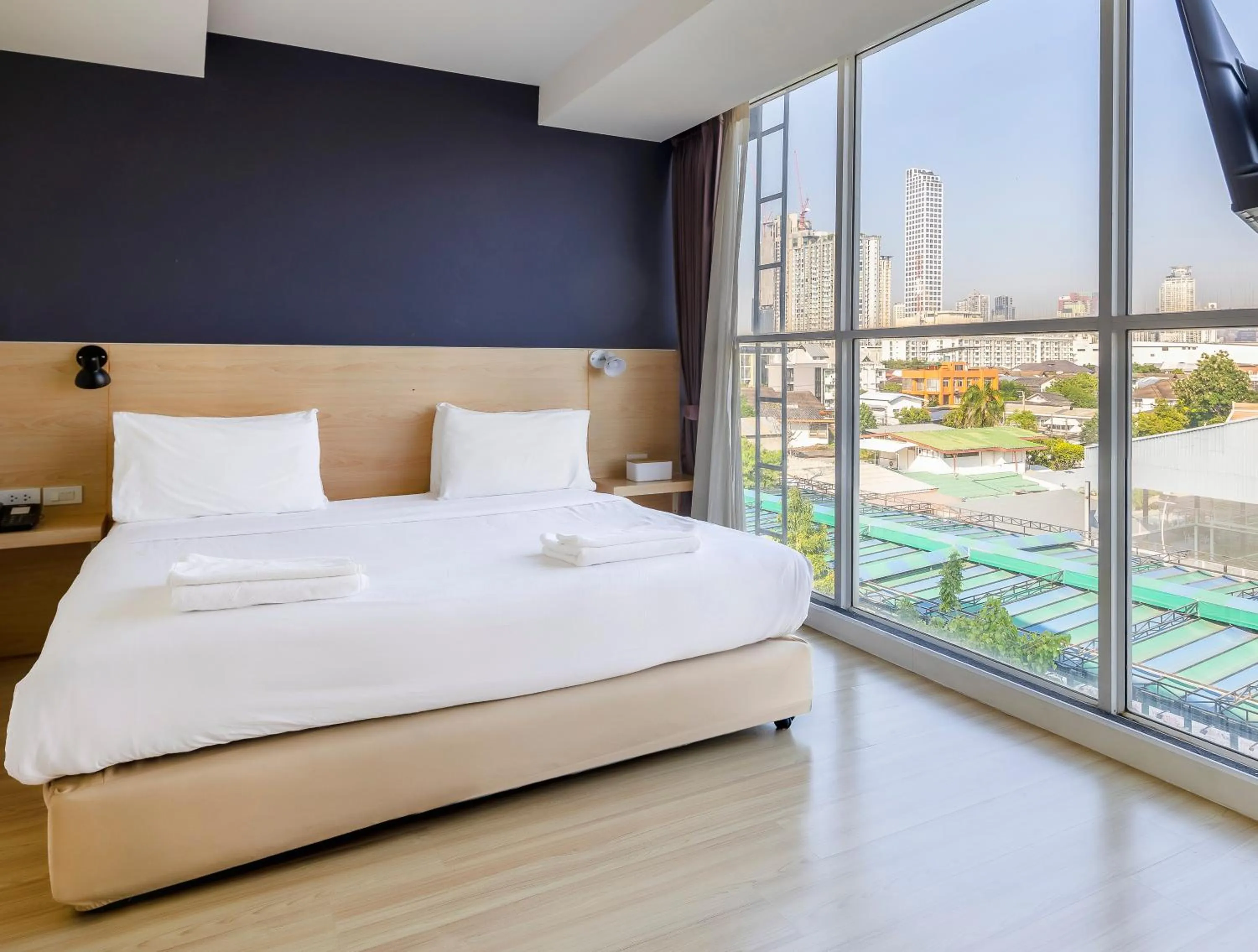 View (from property/room), Bed in GP House Express Sukhumvit 81