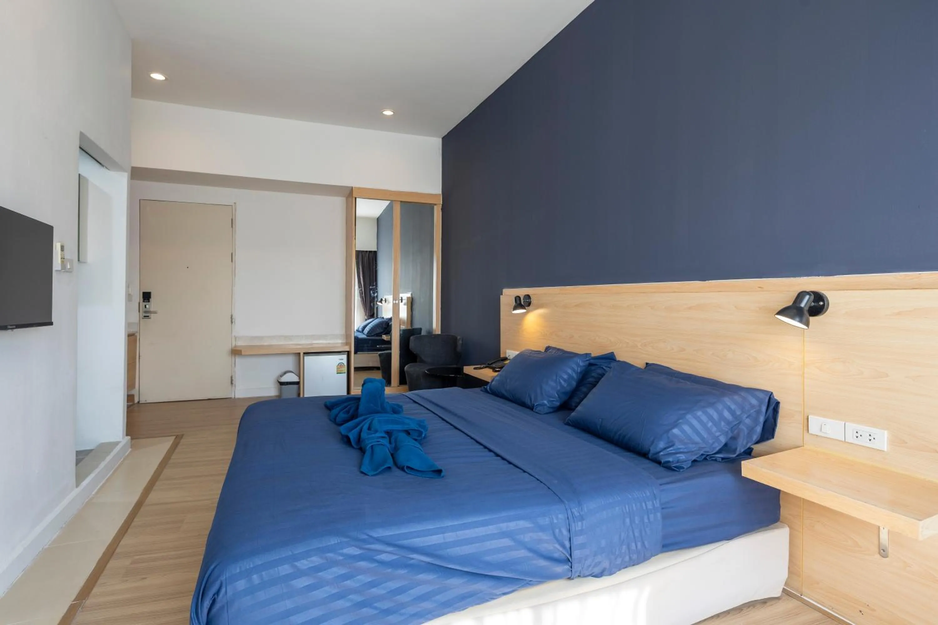 wardrobe, Bed in GP House Express Sukhumvit 81