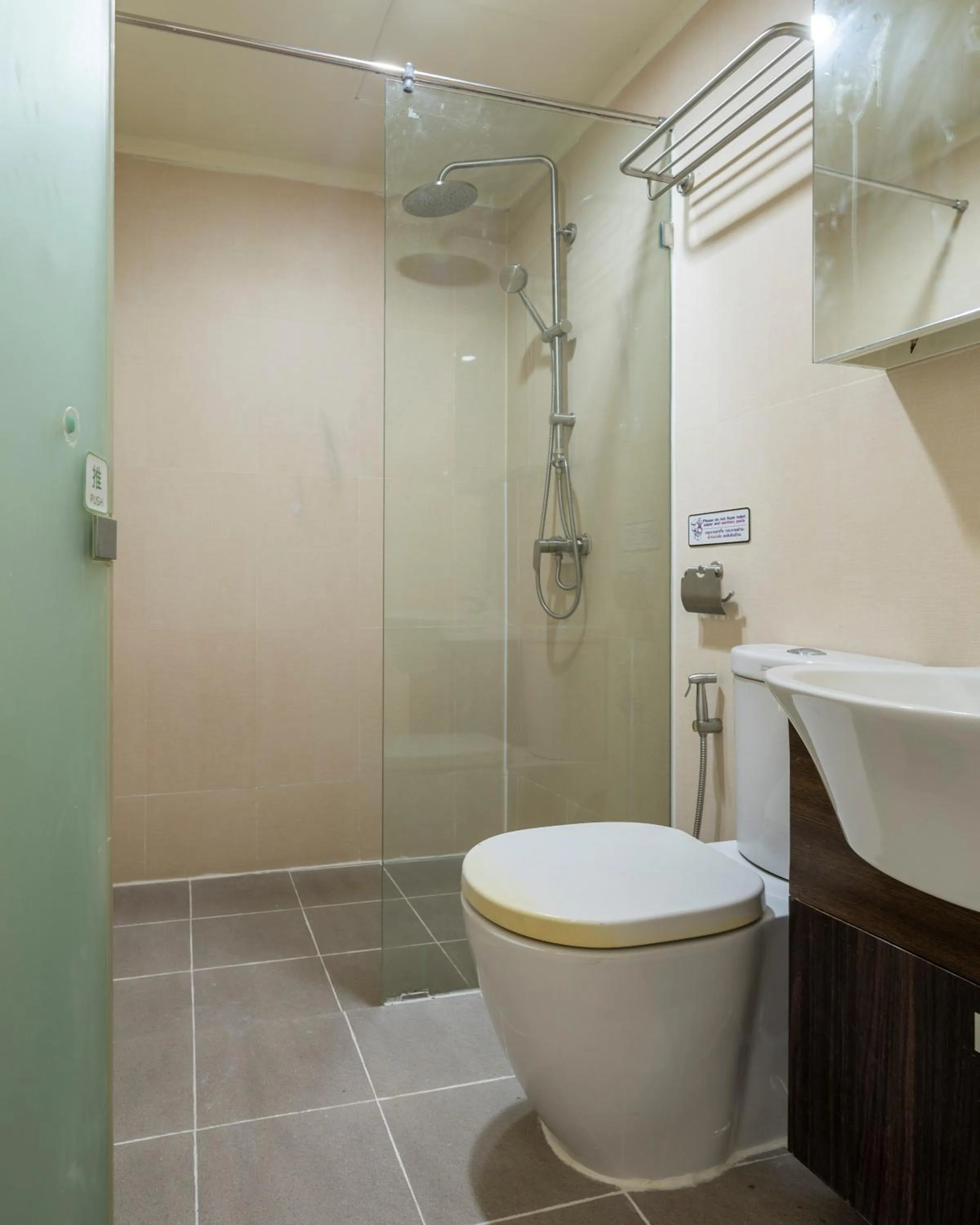 Toilet in GP House Express Sukhumvit 81