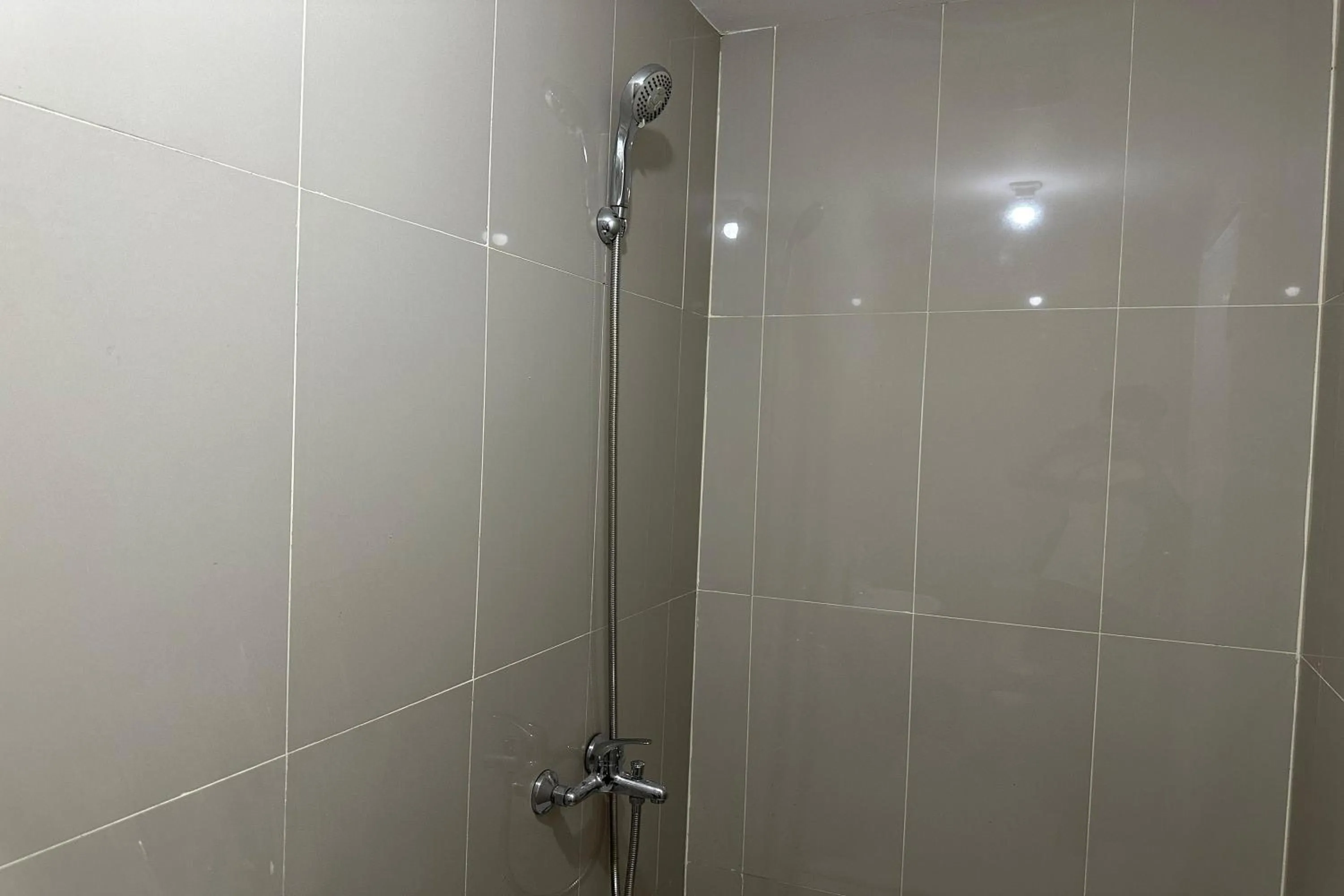 Bathroom in Majestic Point Serpong by Nature