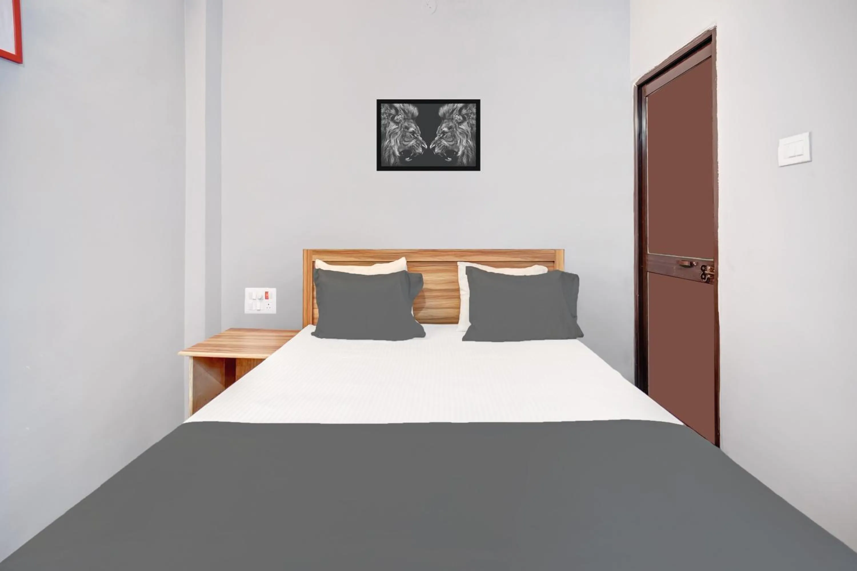 Bedroom, Bed in HOTEL O ROYAL GUEST HOUSE