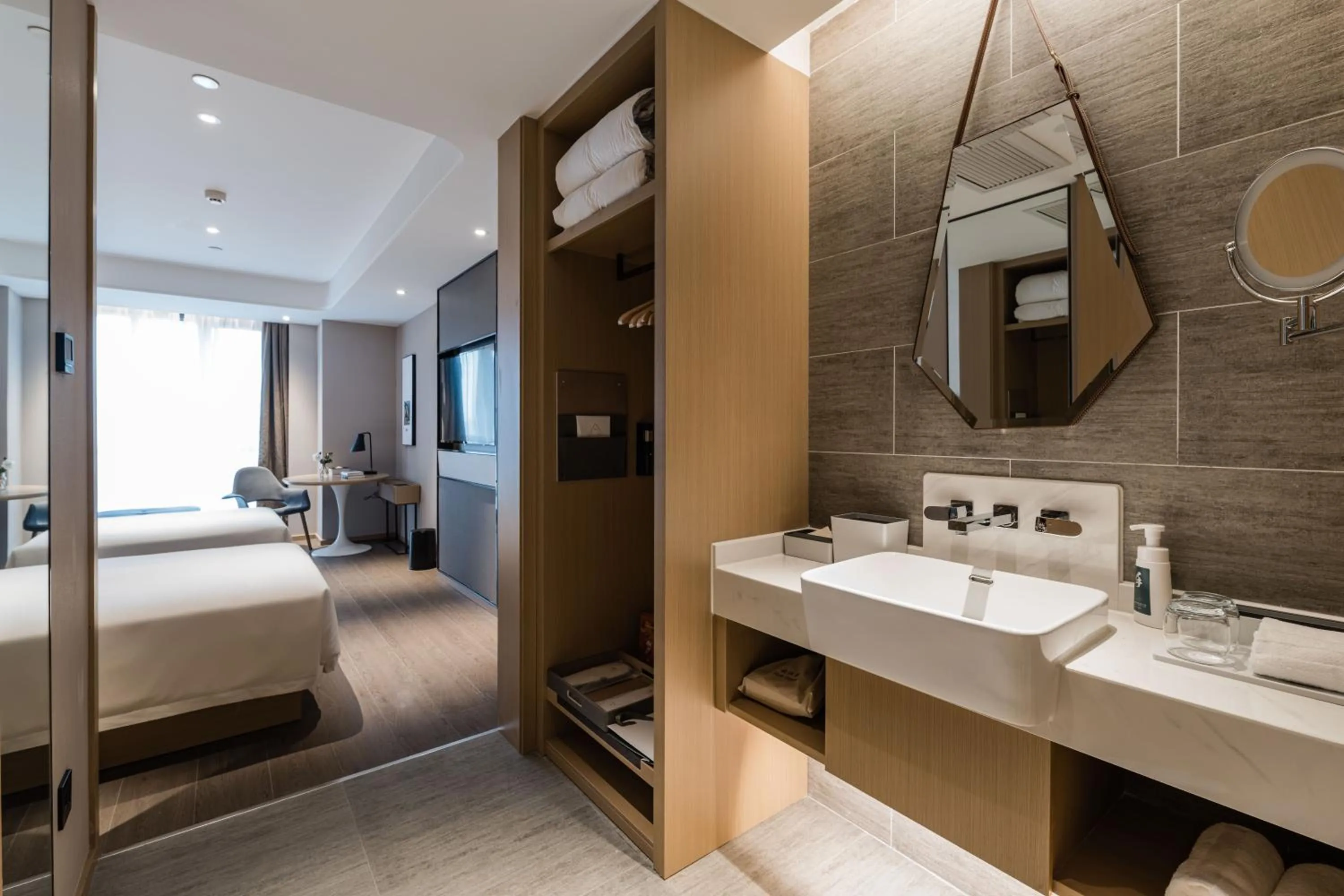 Photo of the whole room, Bed in Atour Hotel Hangzhou Xixi Vally Tianmushan Road