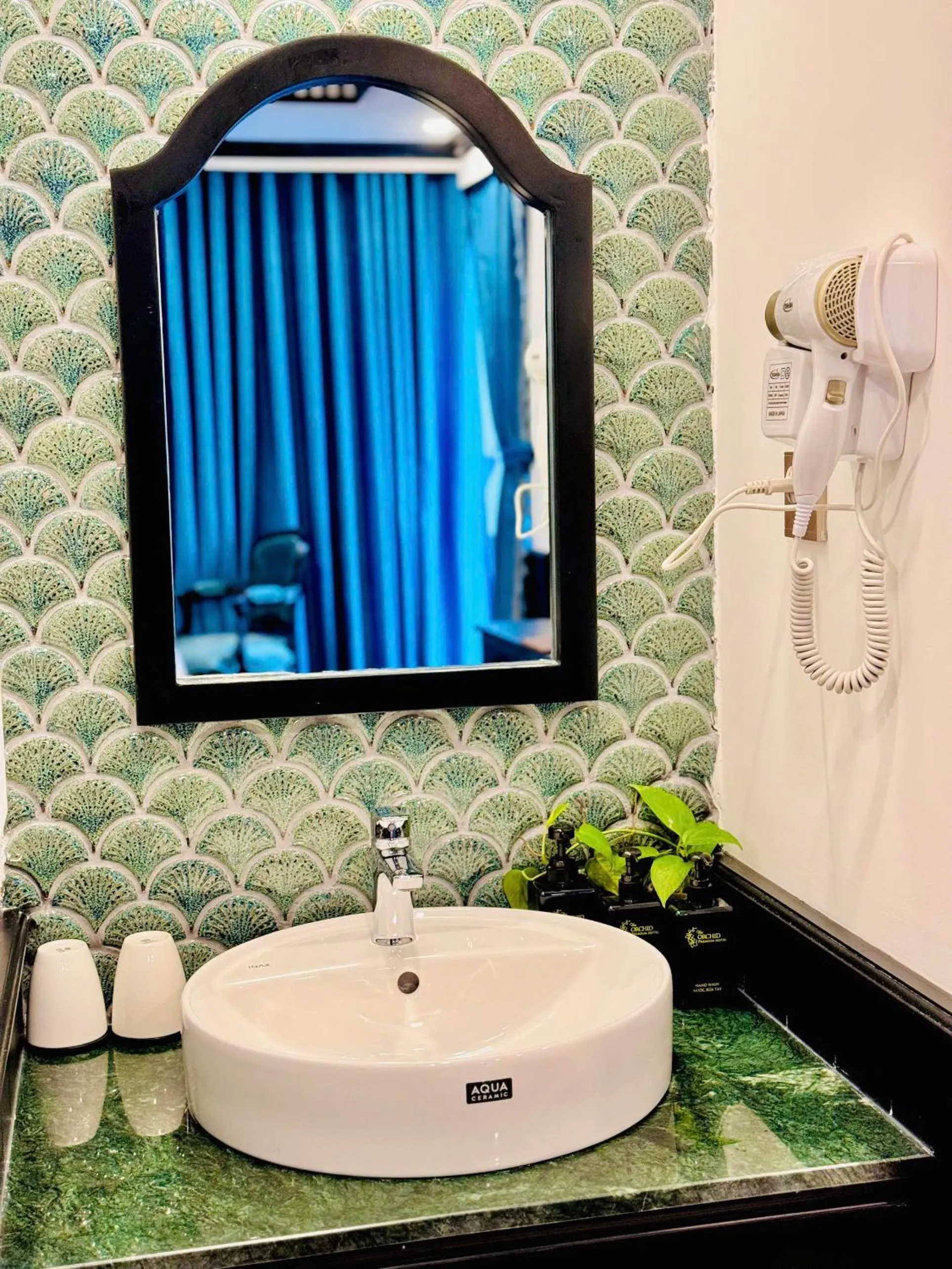 Shower in The ORCHID PREMIUM Hotel
