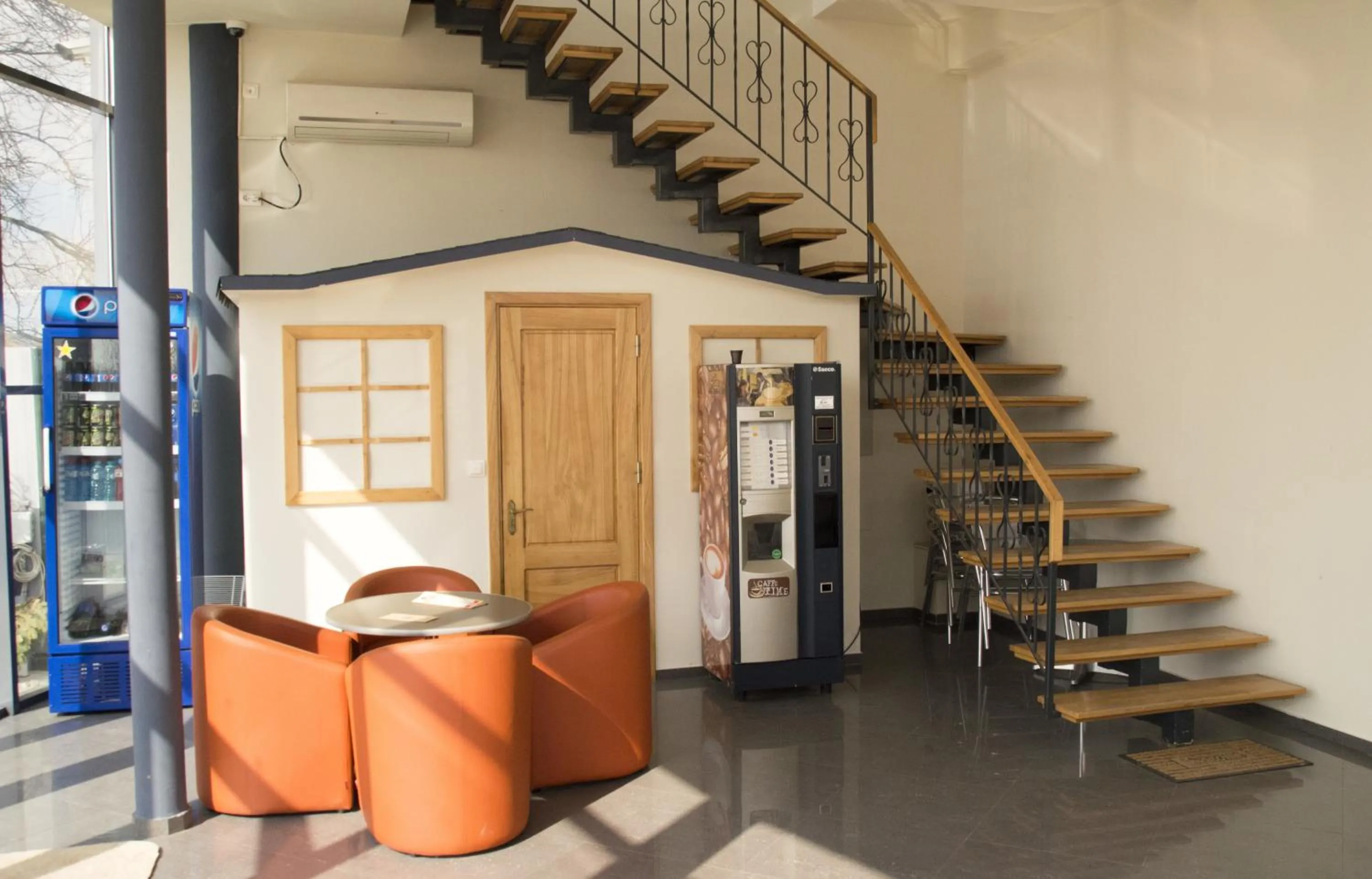 Communal lounge/ TV room in Motel Alexander