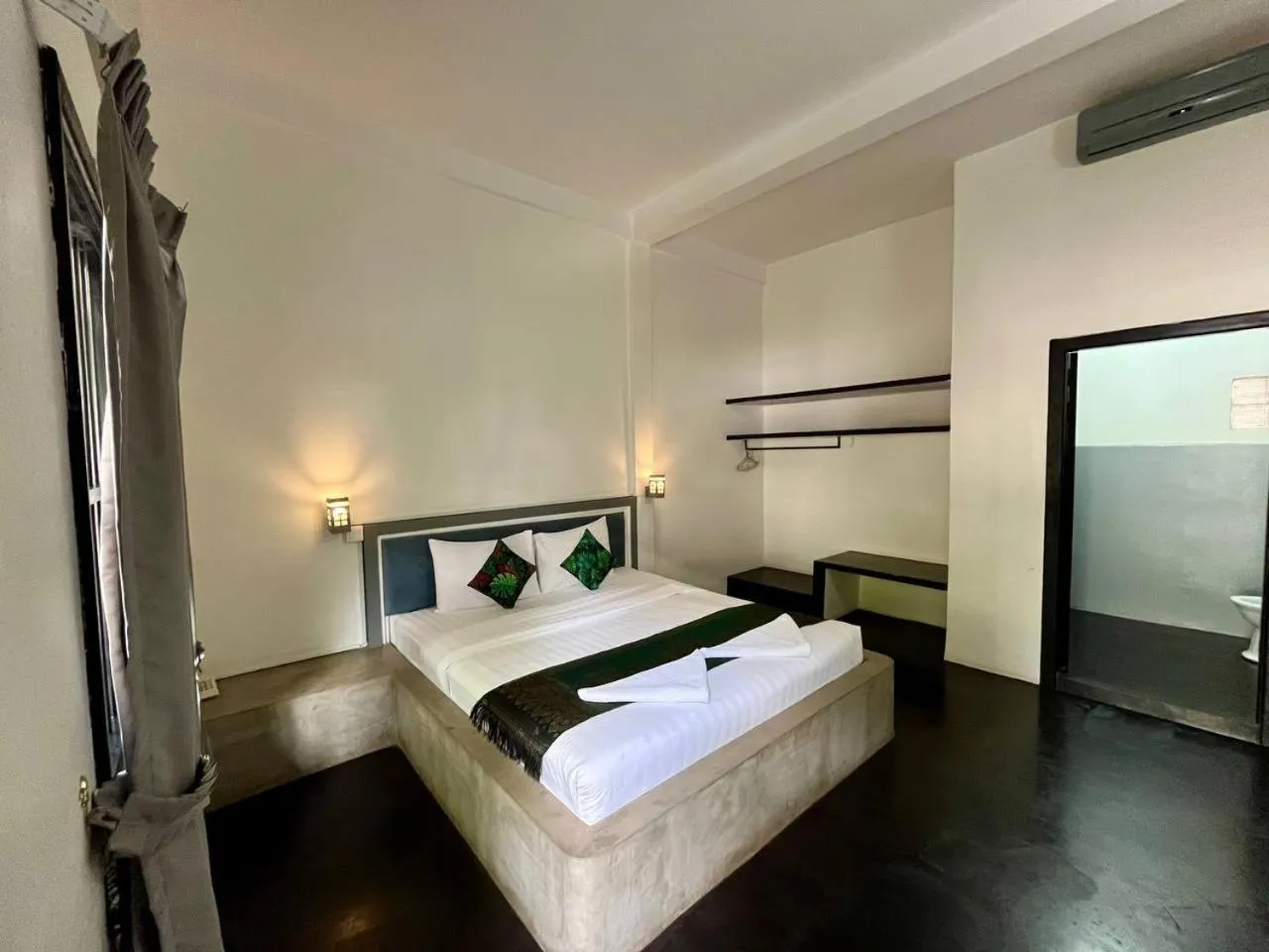 Bedroom, Bed in Home Inn