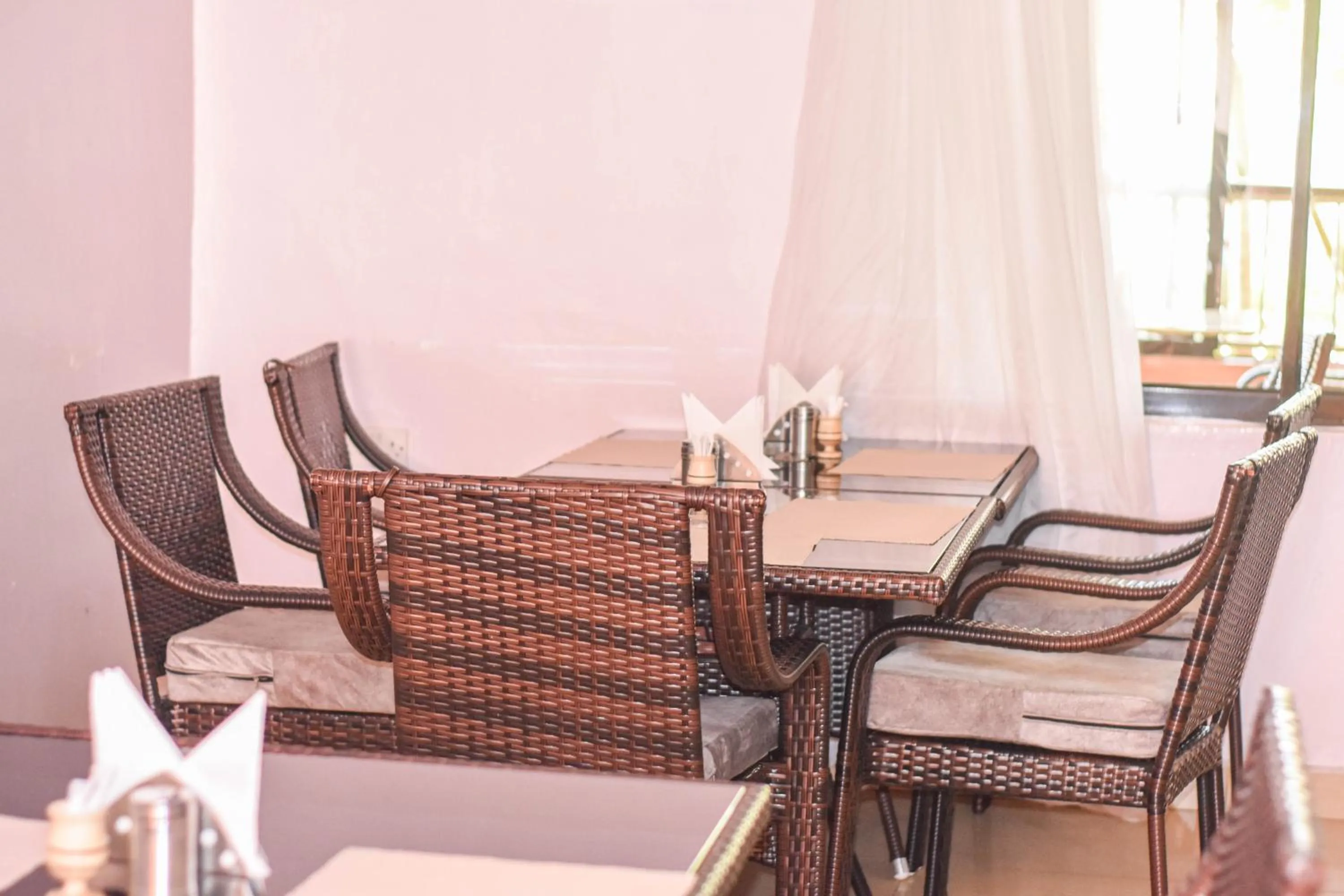 Restaurant/places to eat in Sunstar Hotel Nairobi