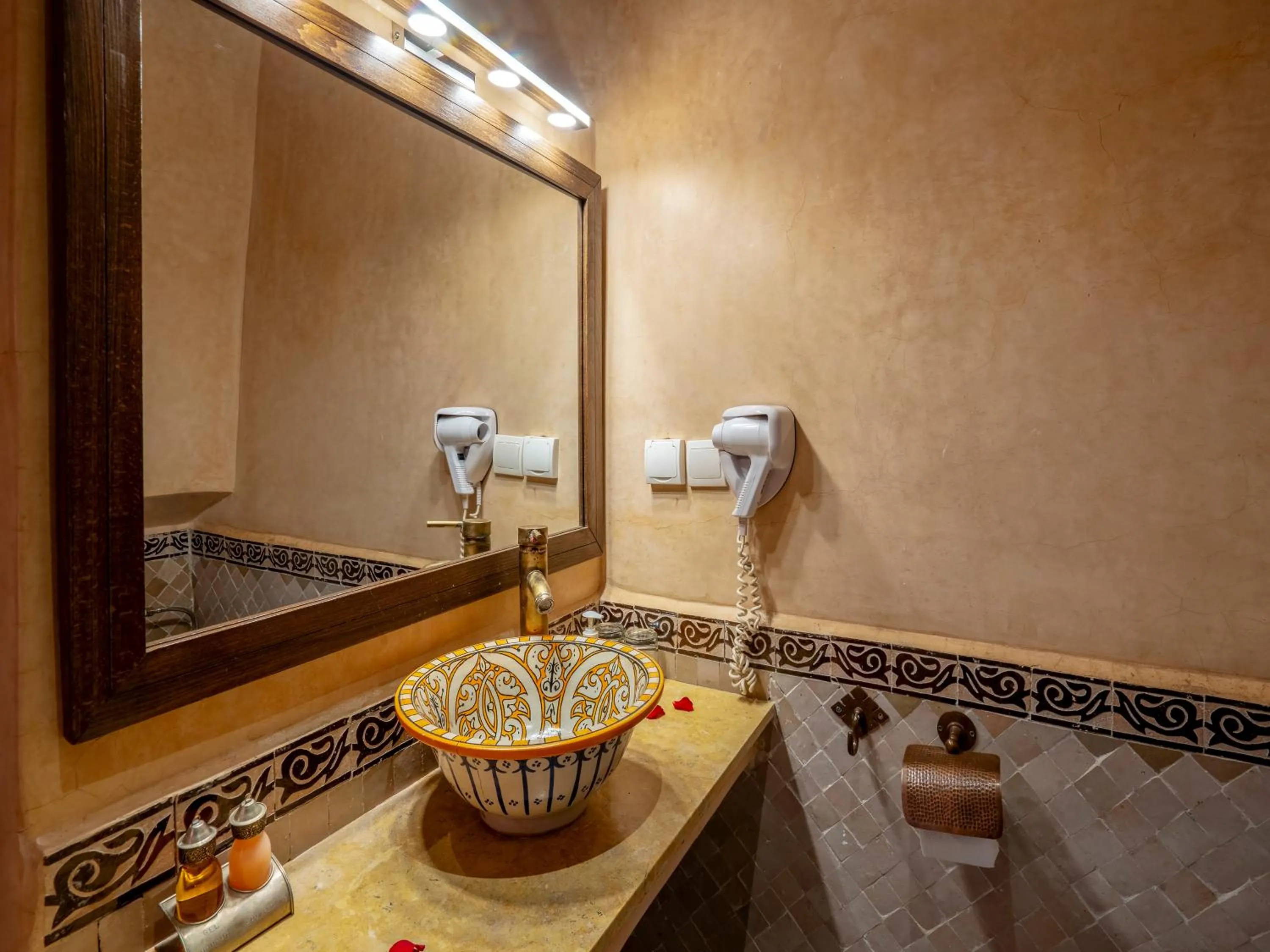 Bathroom in Riad Maialou & SPA